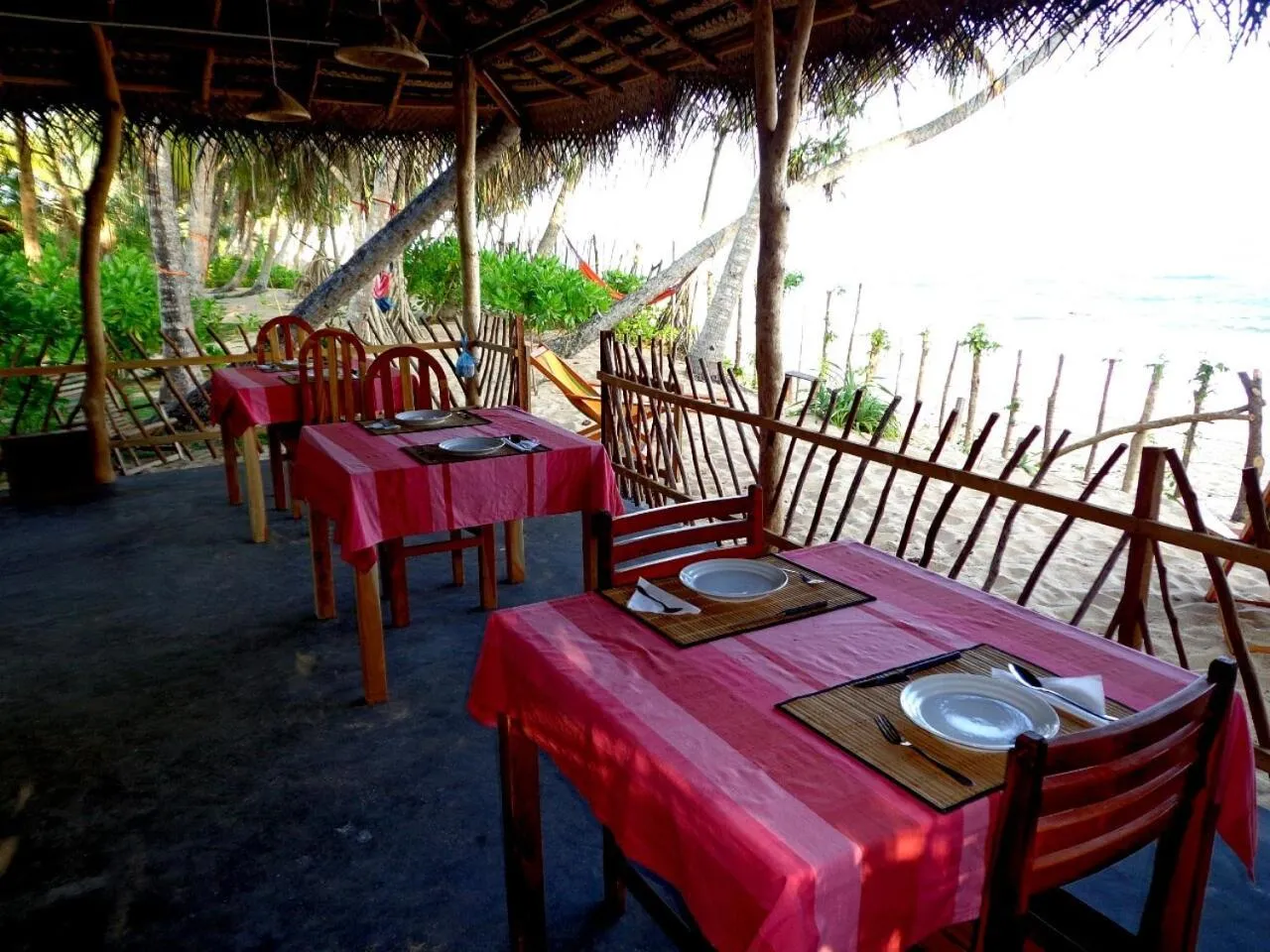 Restaurant/places to eat in Shehani Beach Bungalow