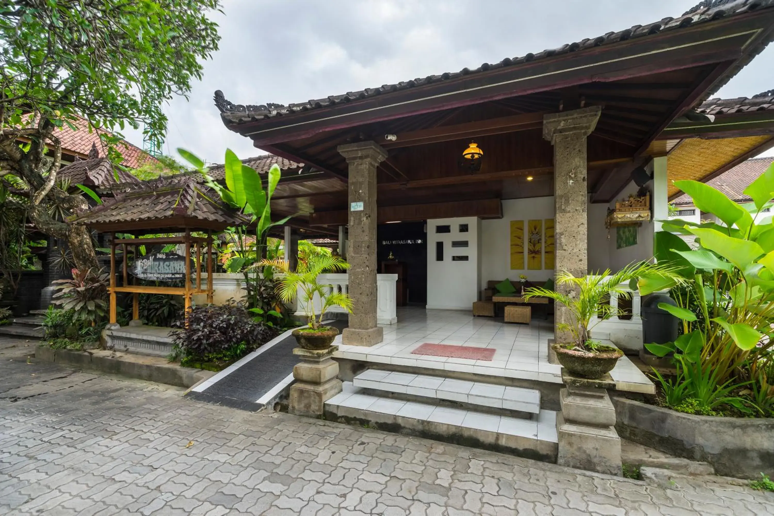 Property building in Bali Wirasana Inn Property building in Bali Wirasana Inn