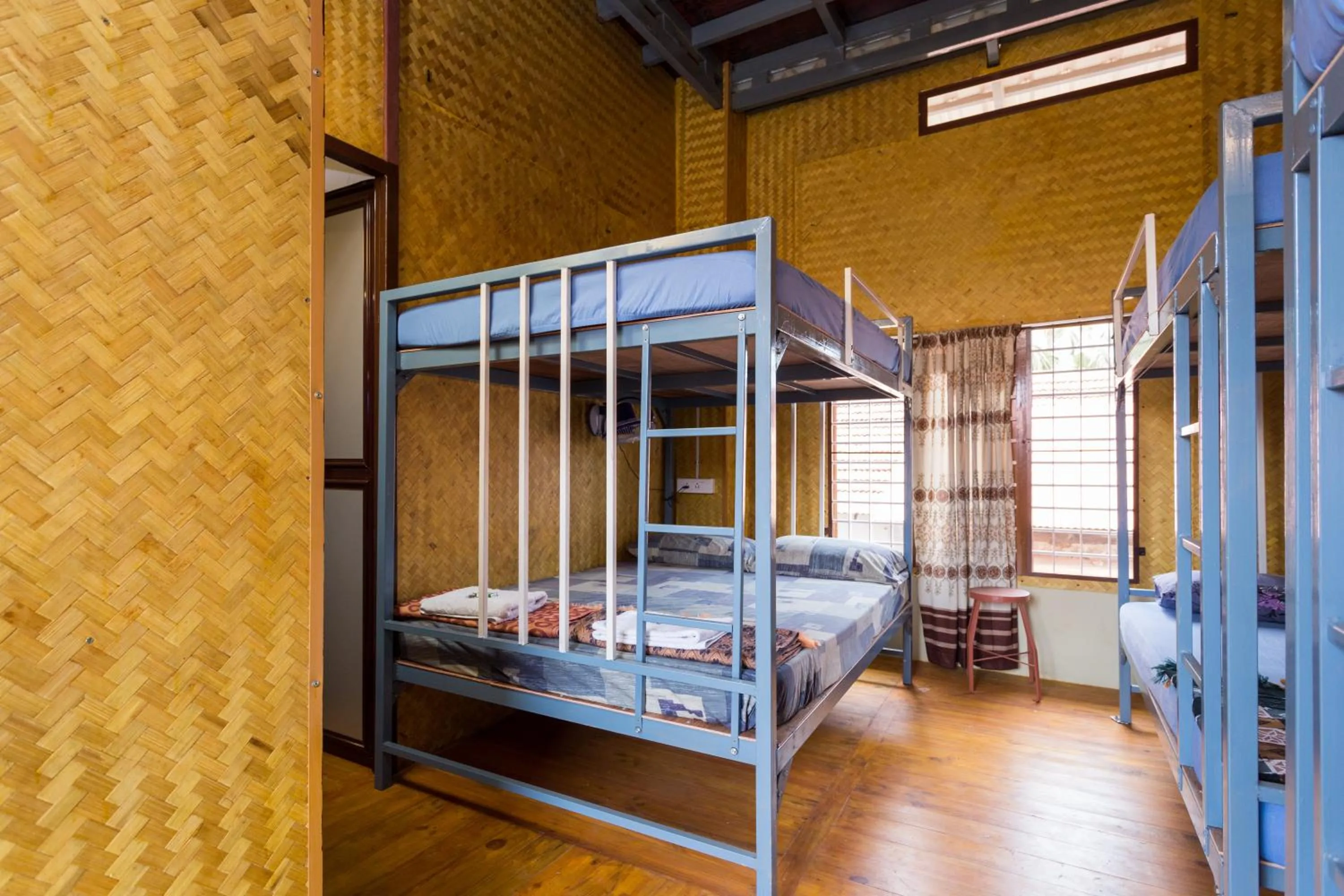 One Double Bed in 6-Bed Mixed Dormitory Room in Thoms Beach Homestay