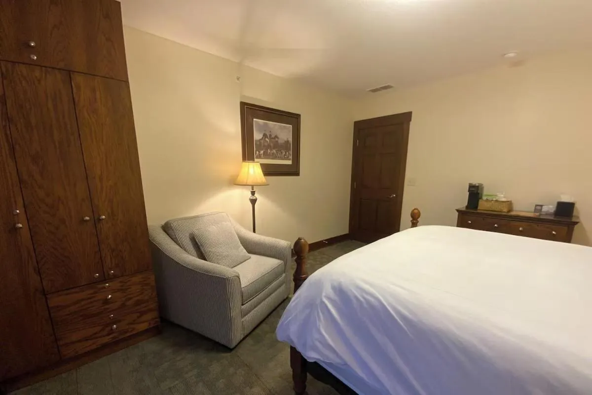 Double Room with Private Bathroom - single occupancy in Charleston House Bed & Breakfast Inn