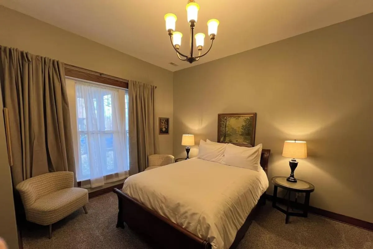 Deluxe Double Room with Bath - single occupancy in Charleston House Bed & Breakfast Inn