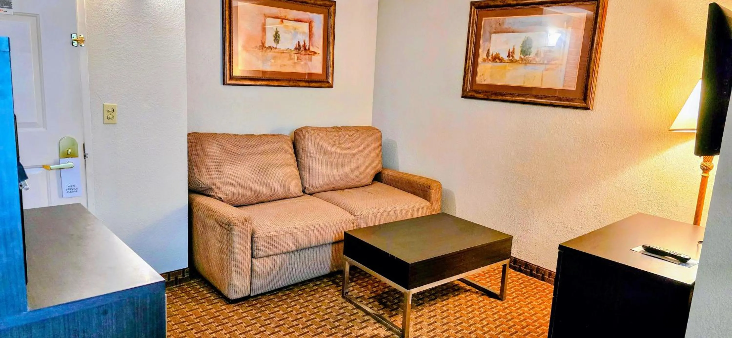 Seating area in Grand Plaza Hotel & Conference Center