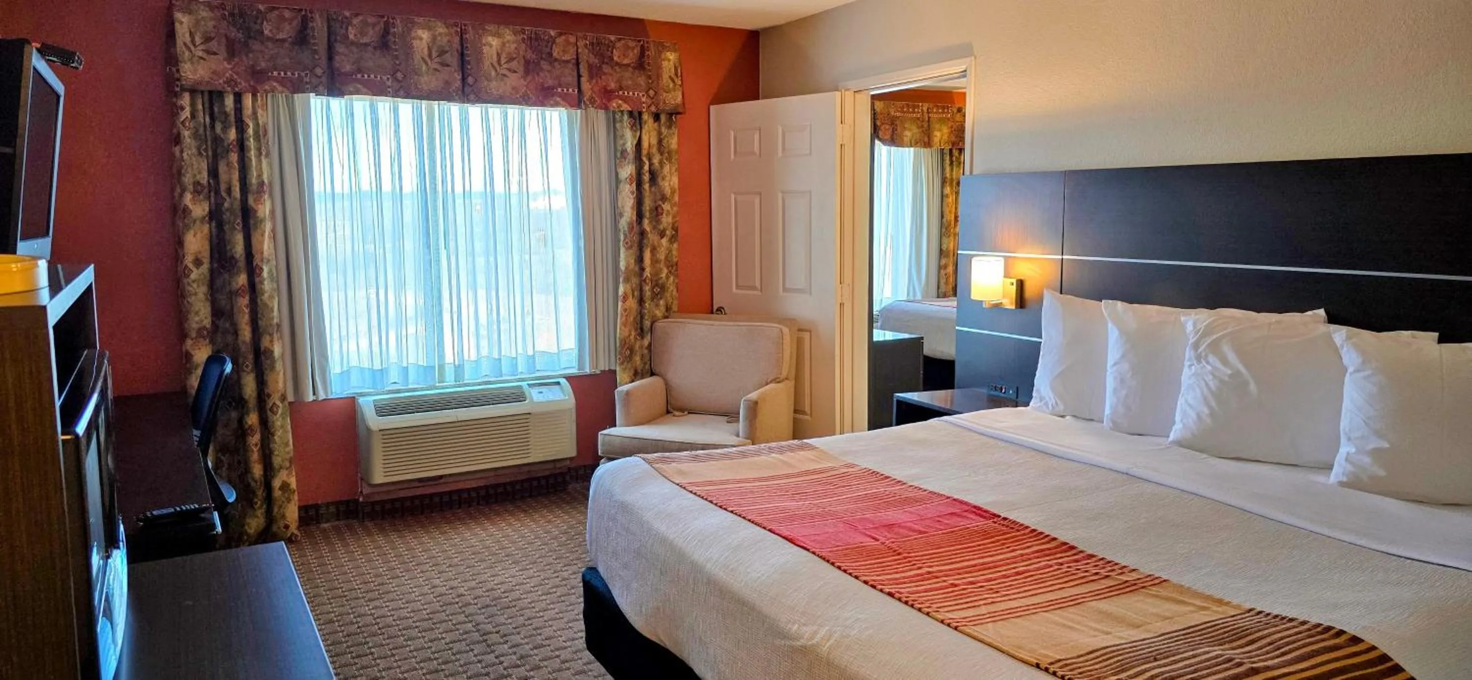Bed in Grand Plaza Hotel & Conference Center
