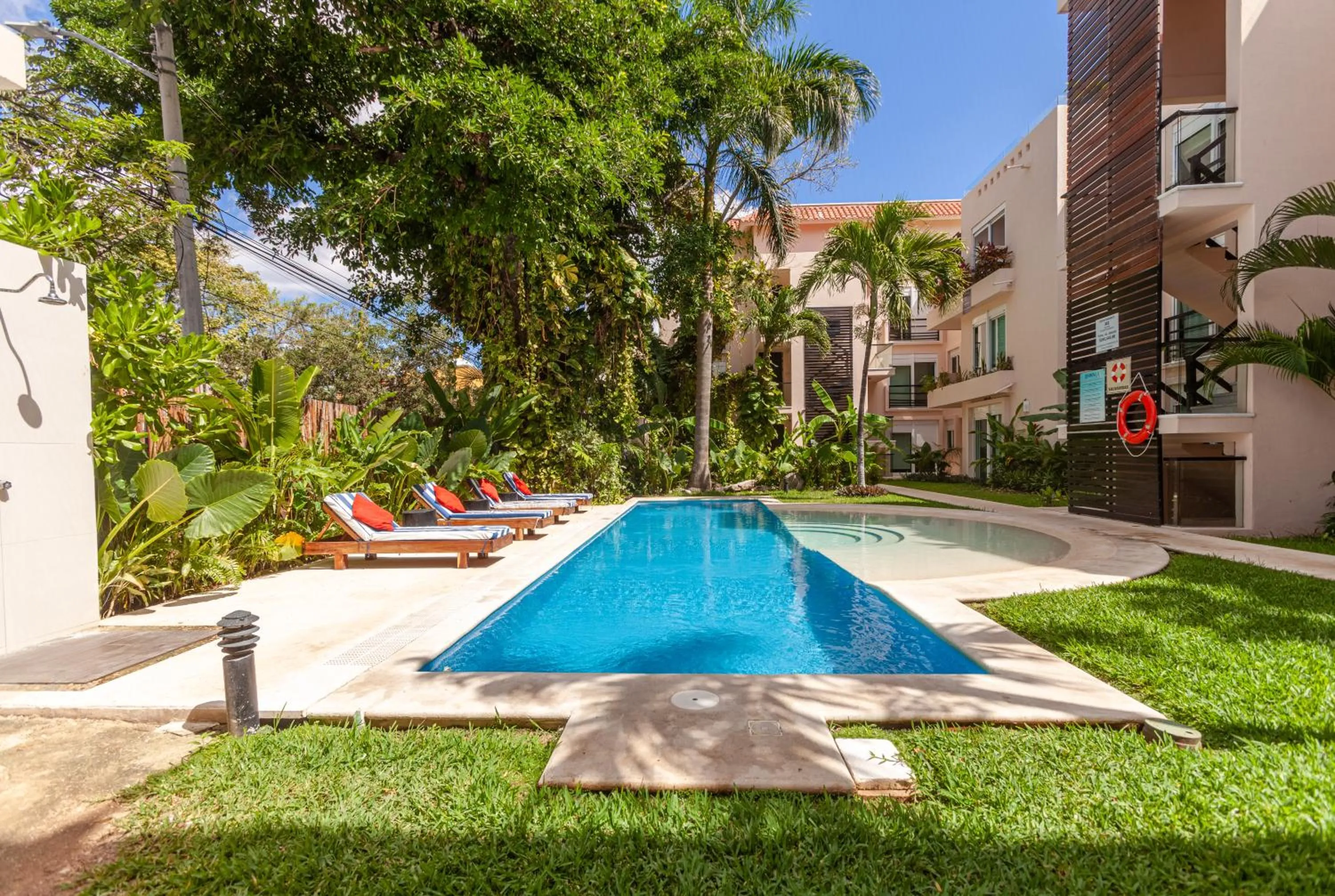 Day in Via Tendenza Condos