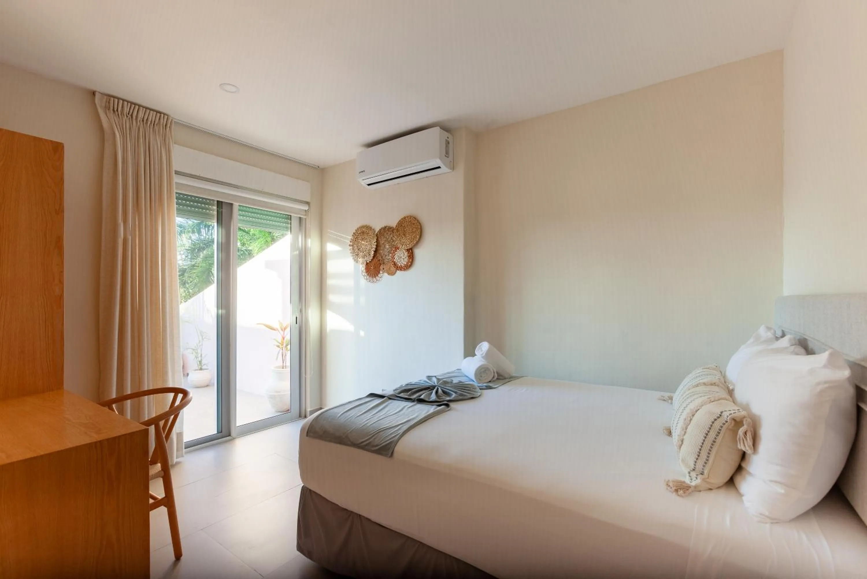 Bed in Via Tendenza Condos