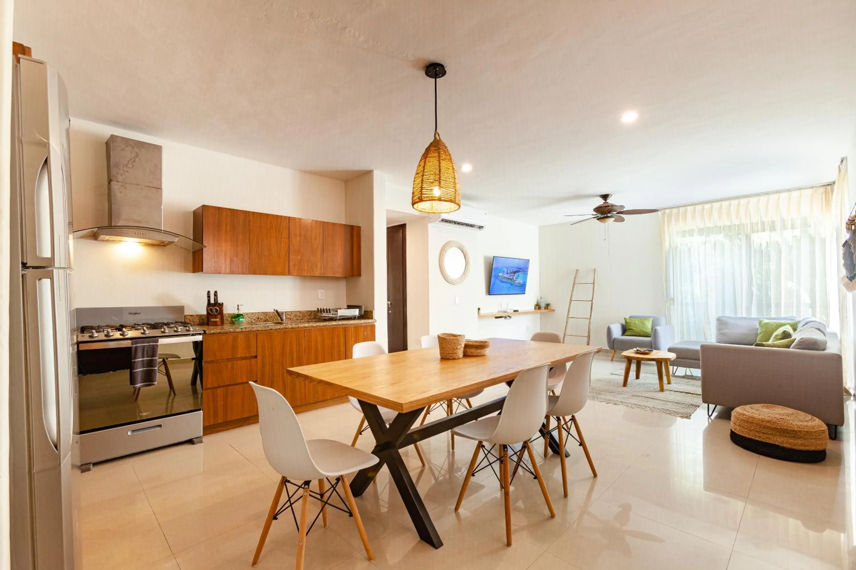 Kitchen or kitchenette in Via Tendenza Condos