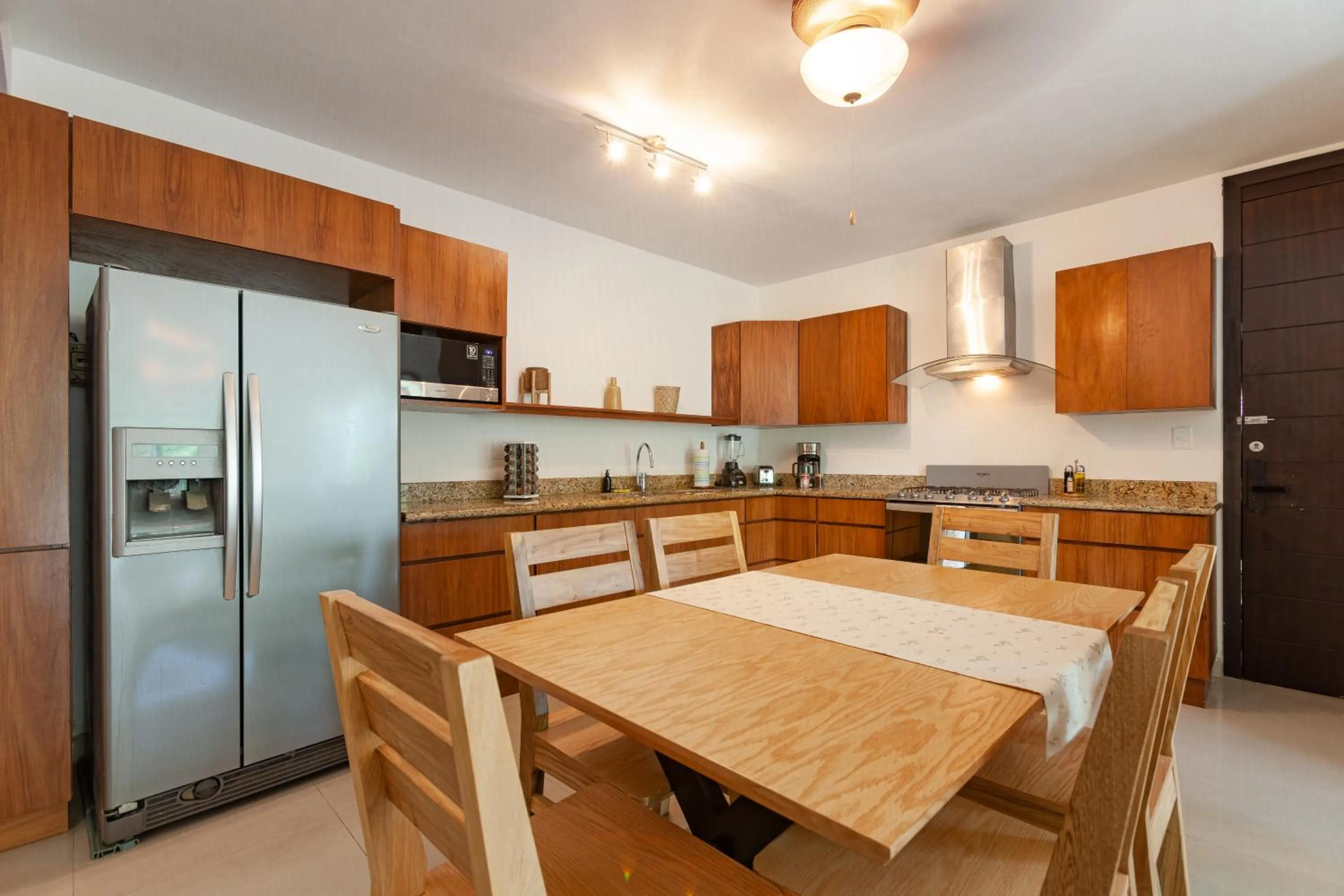 Kitchen or kitchenette in Via Tendenza Condos