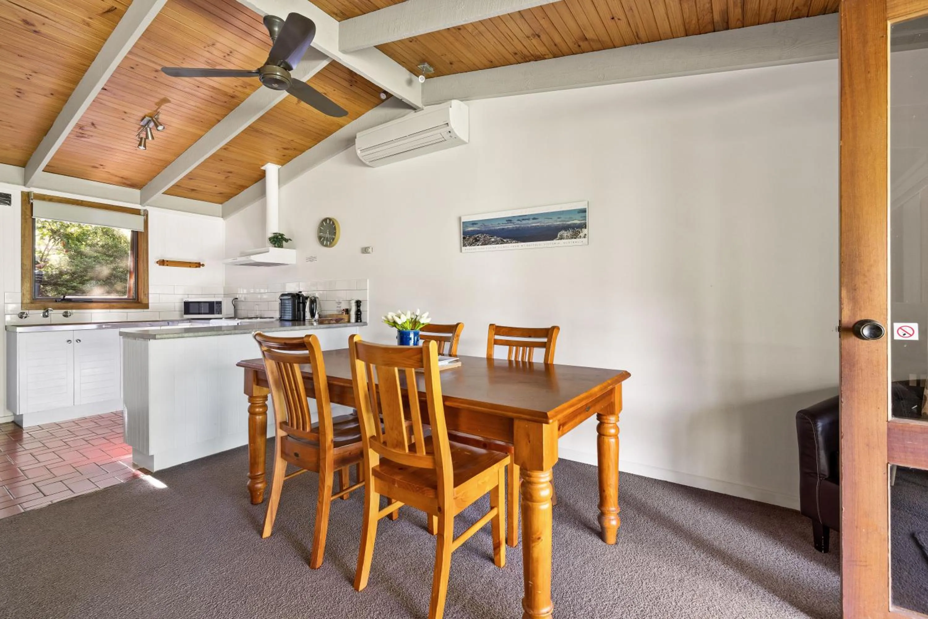 Dining area in Kiewa Country Cottages