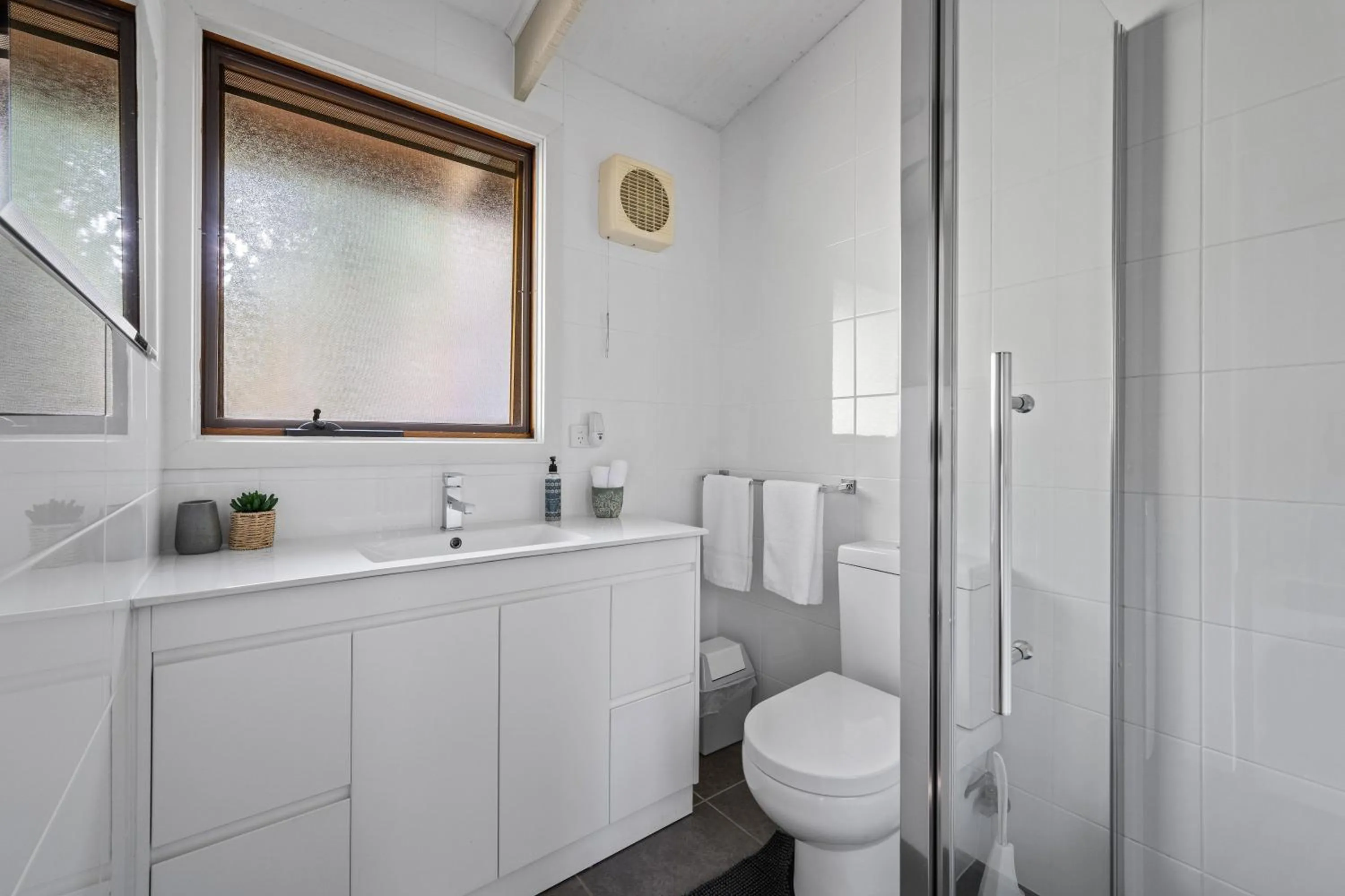 Shower in Kiewa Country Cottages