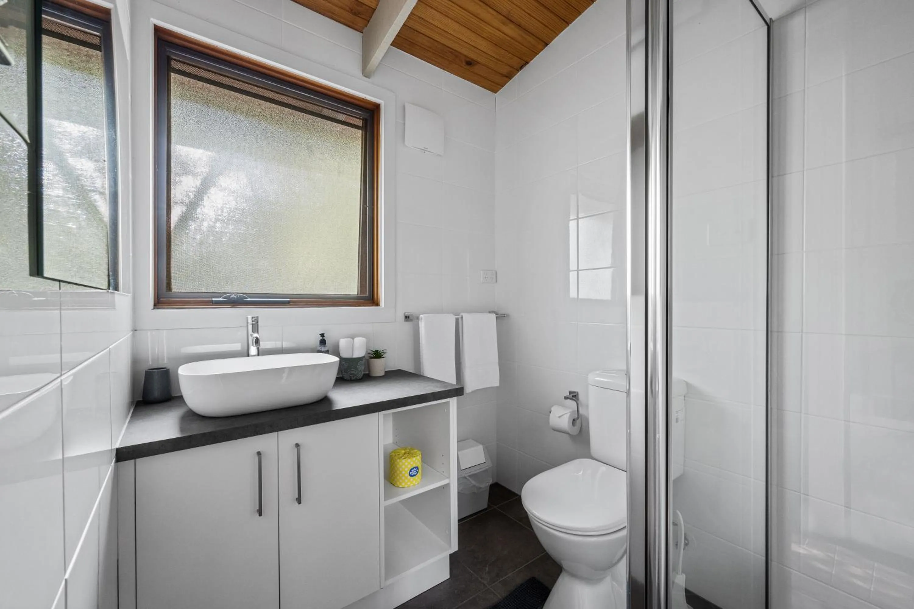 Shower in Kiewa Country Cottages