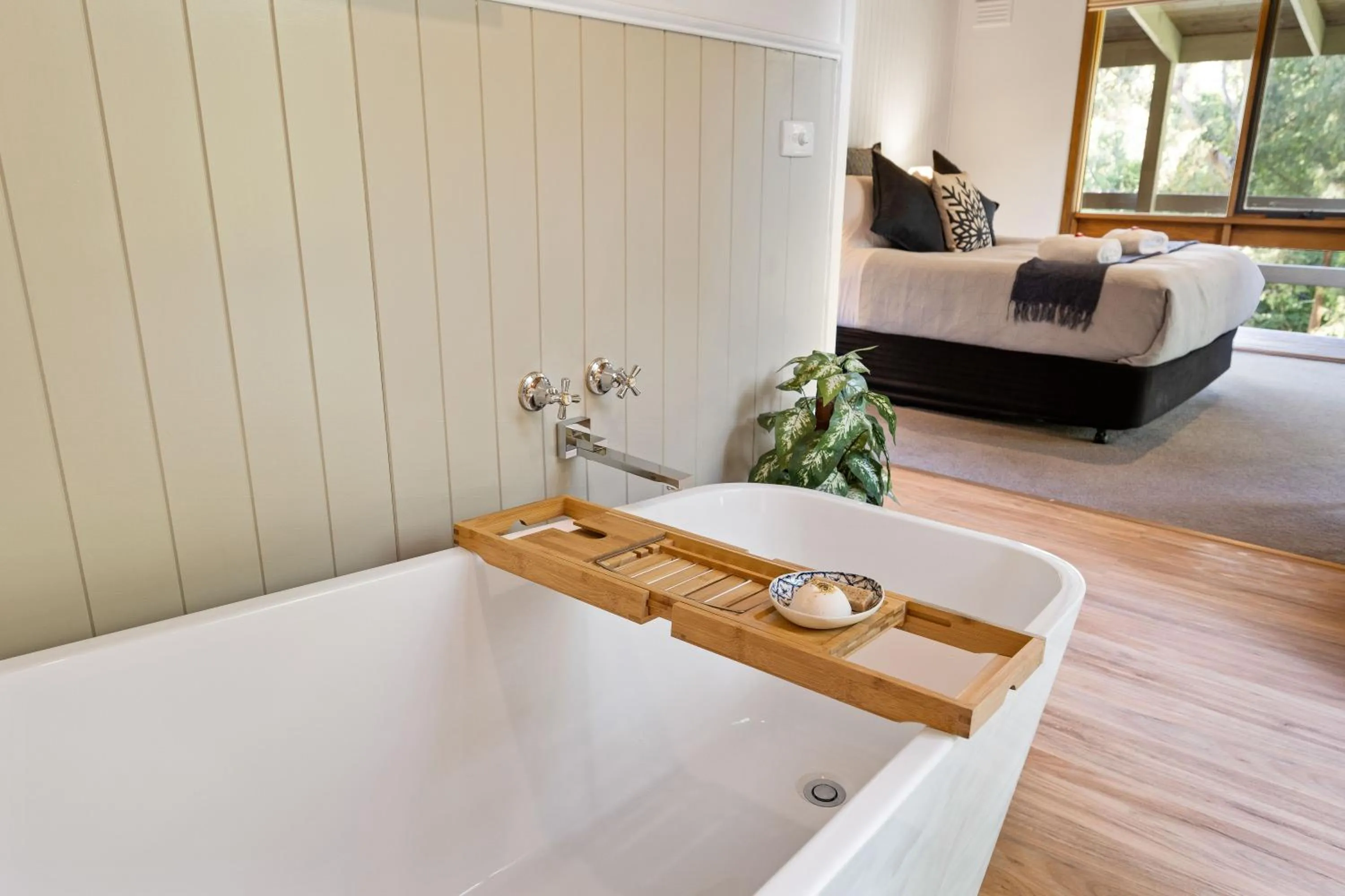 Bath, Bed in Kiewa Country Cottages