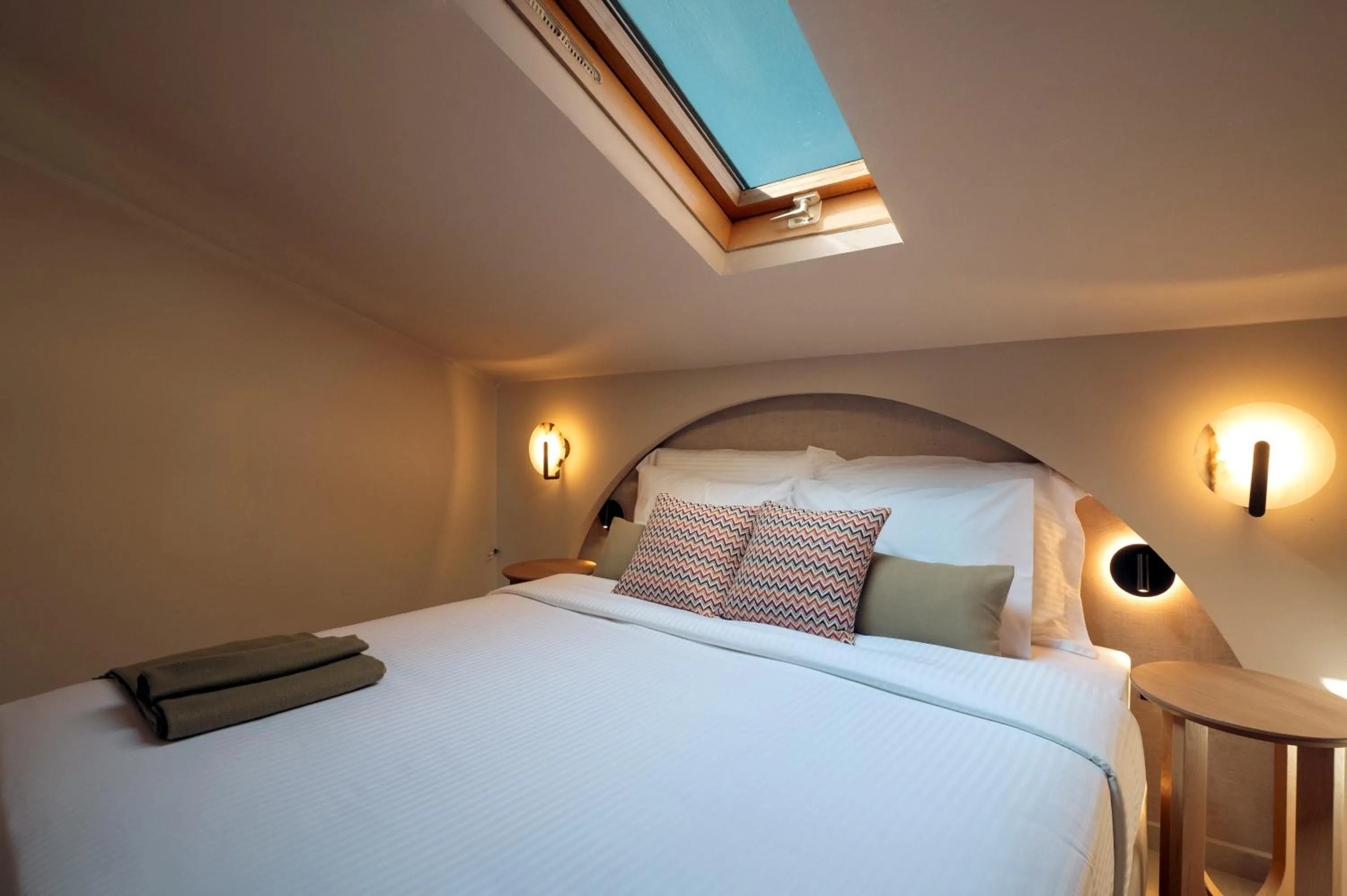 Lagoon Eclipse View Jetted pool Loft Suite in Zeus Eleva Kassandra Lagoon