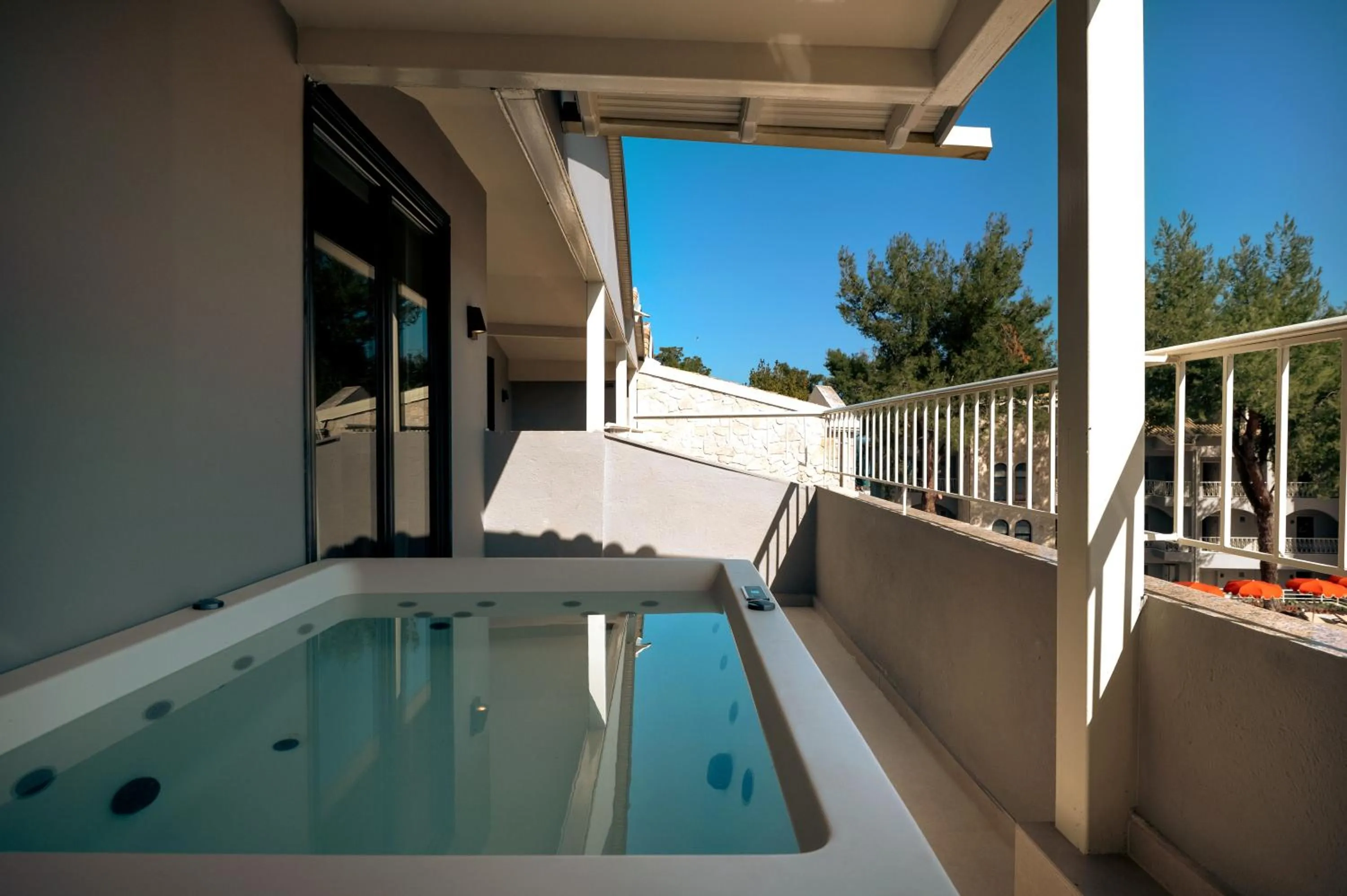 Horizon Eclipse Jetted Loft Suite in Zeus Eleva Kassandra Lagoon