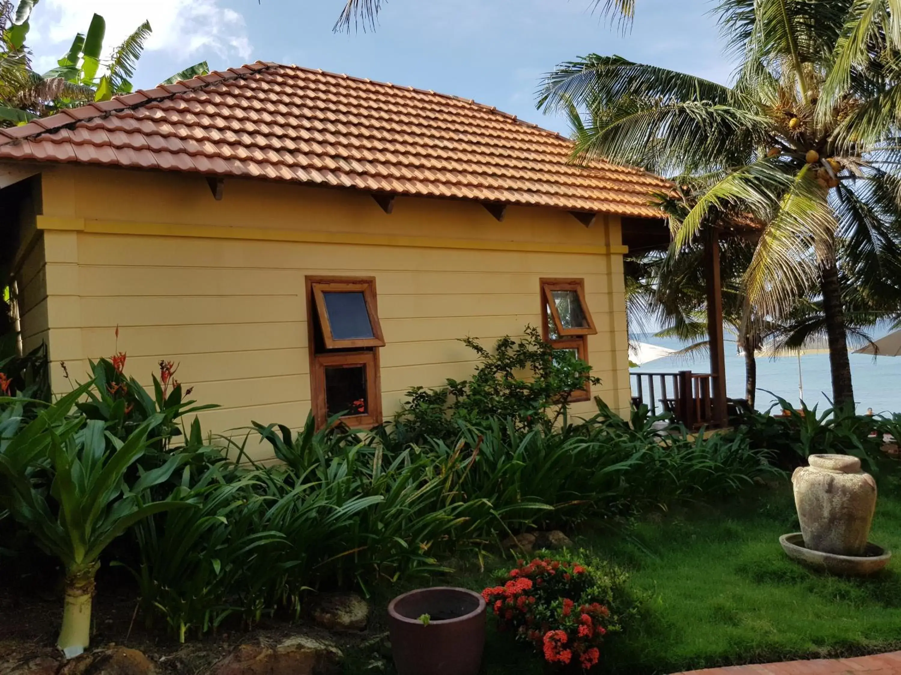 Property building in Free Beach Resort Property building in Free Beach Resort