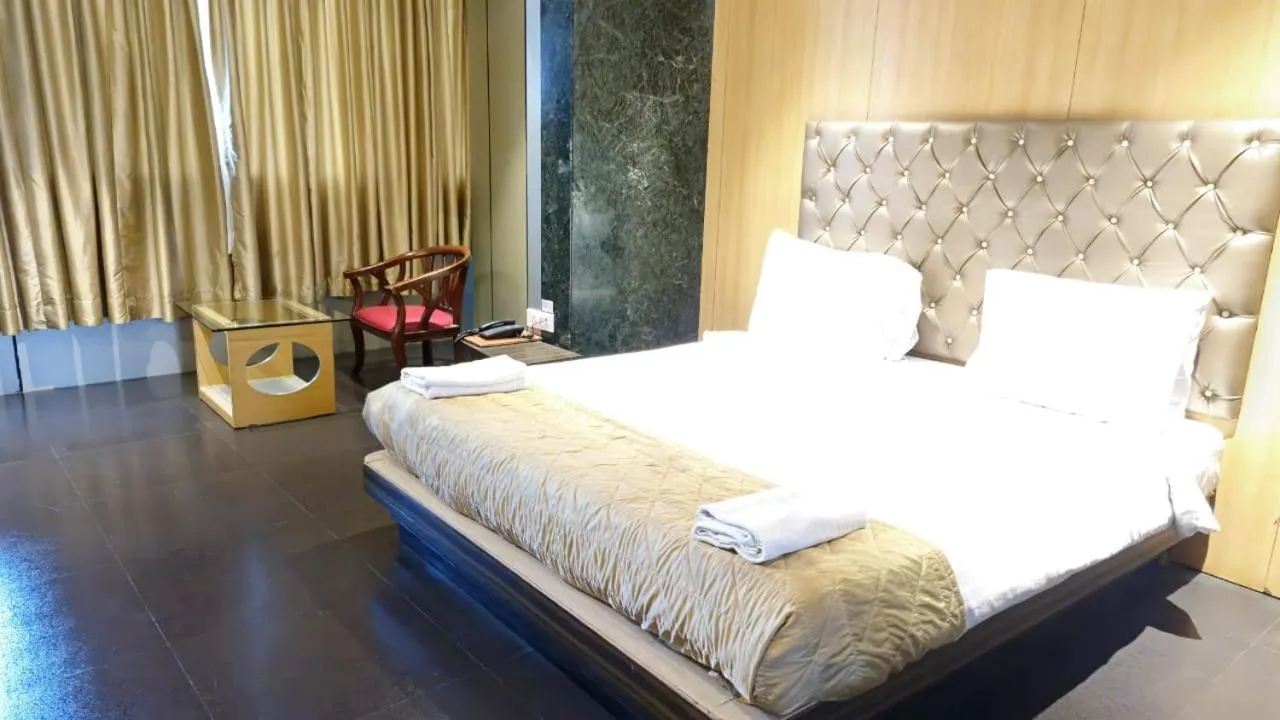 Bed in Summer Plaza Resort Mahabaleshwar