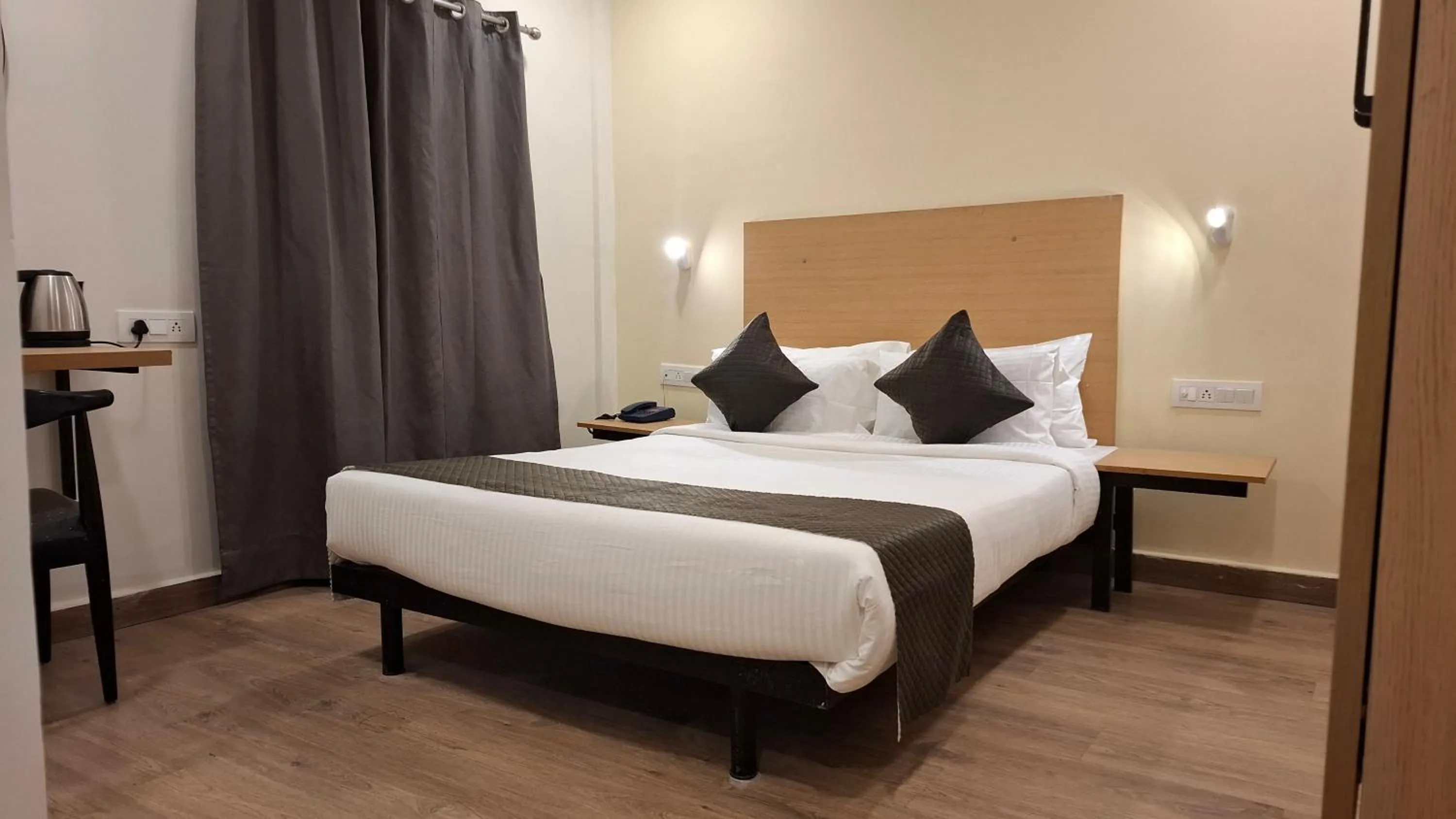 Bedroom, Bed in Hotel Consulate