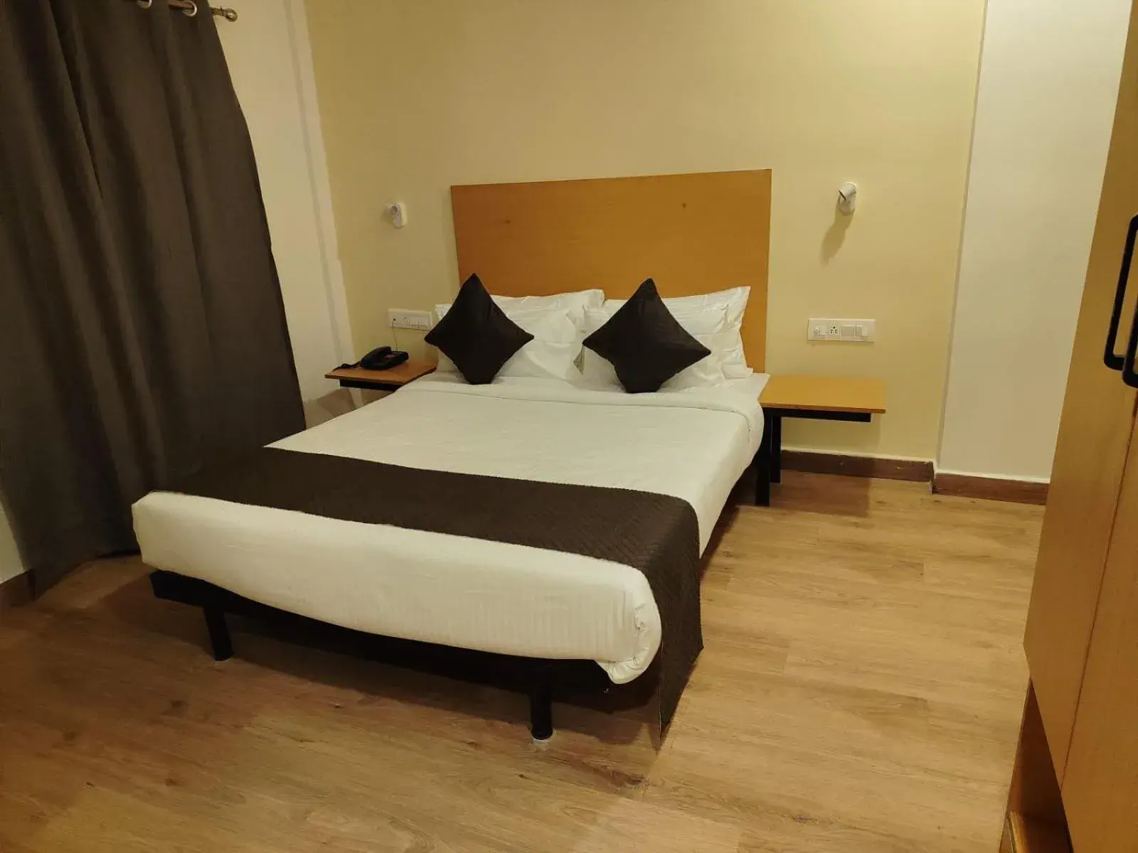 Double Room with Private Bathroom - single occupancy in Hotel Consulate Double Room with Private Bathroom - single occupancy in Hotel Consulate