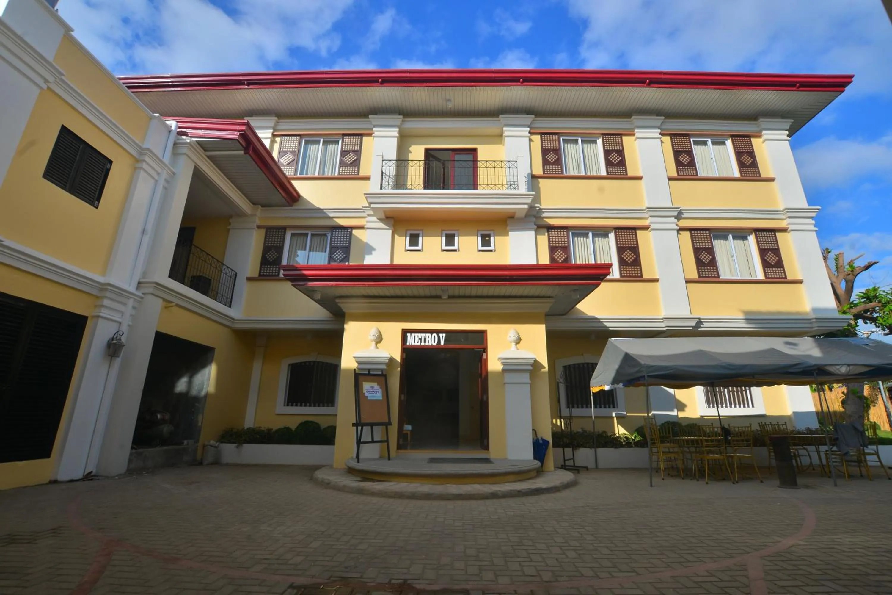 Property building in Metro Vigan Inn