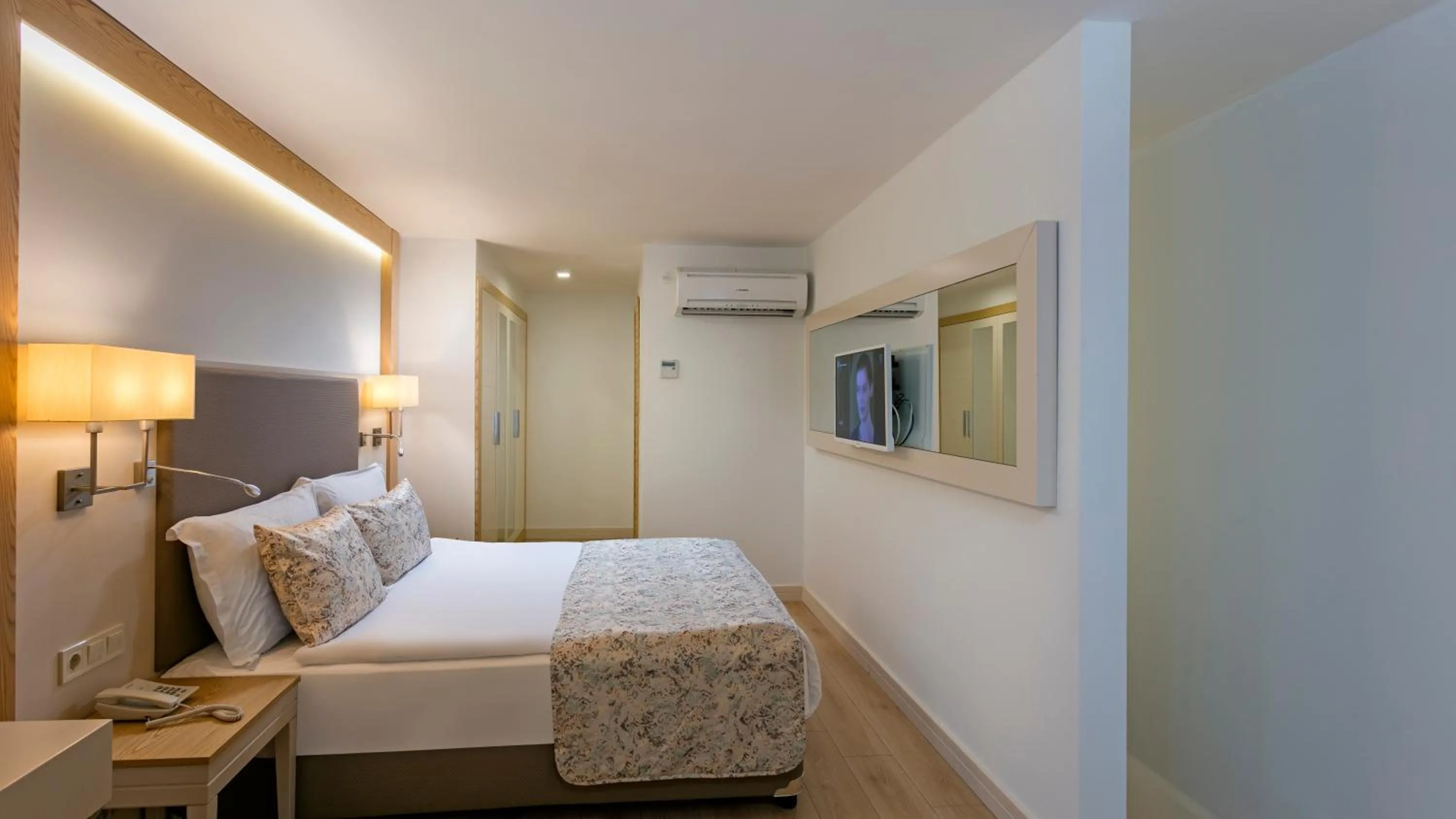 Bed in Glamour Resort & SPA