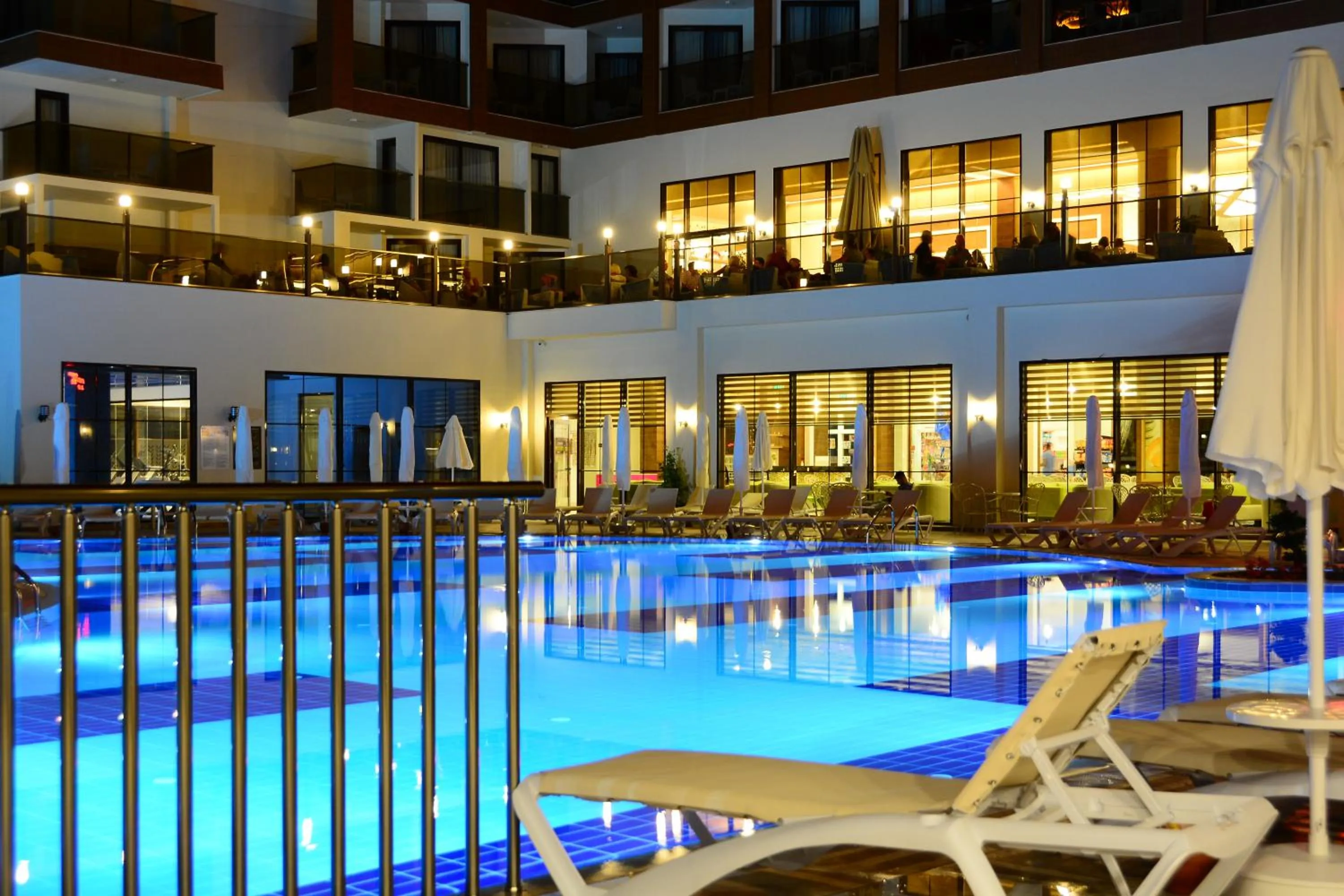 Night in Glamour Resort & SPA