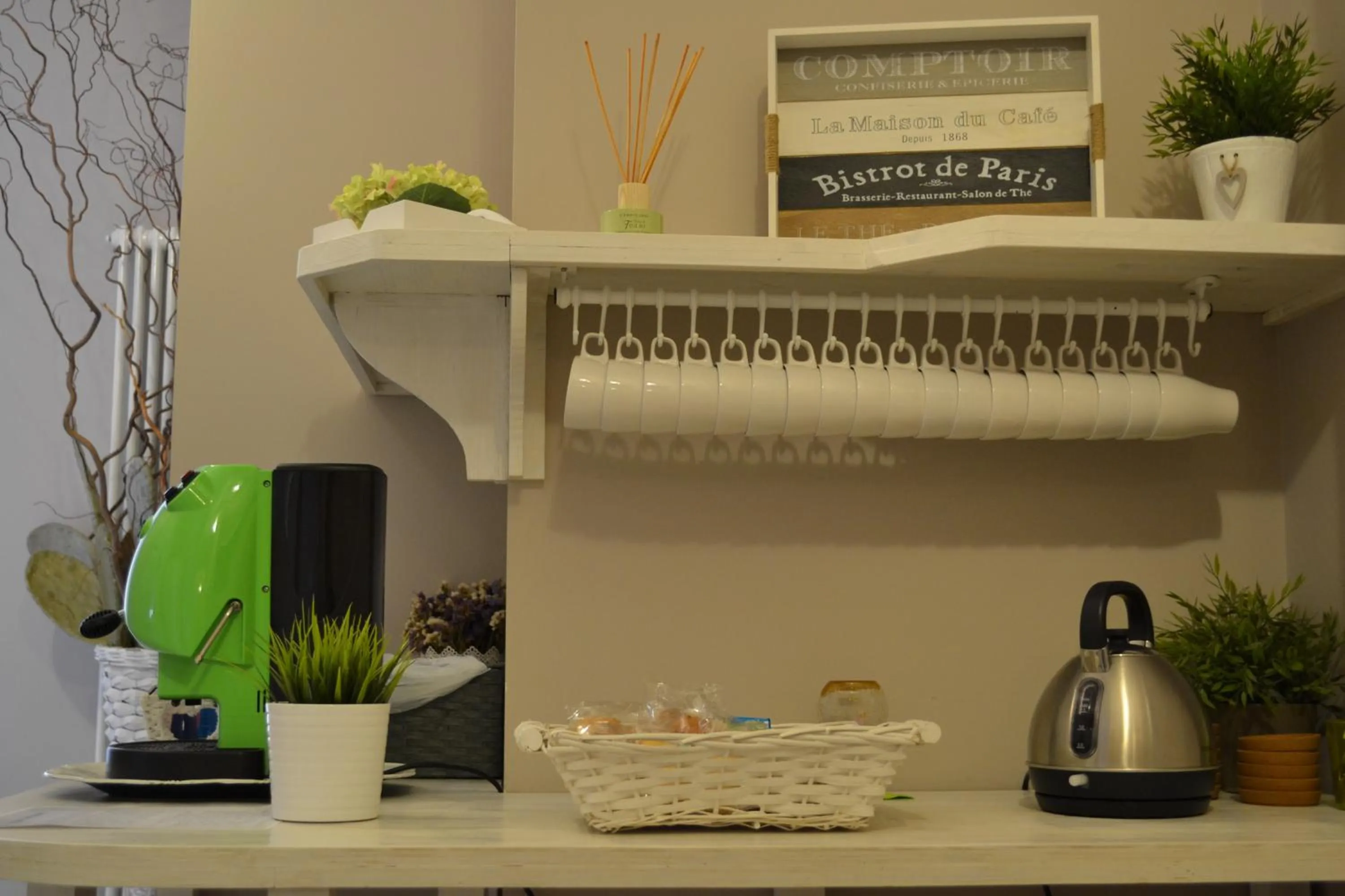 Restaurant/places to eat in Myricae