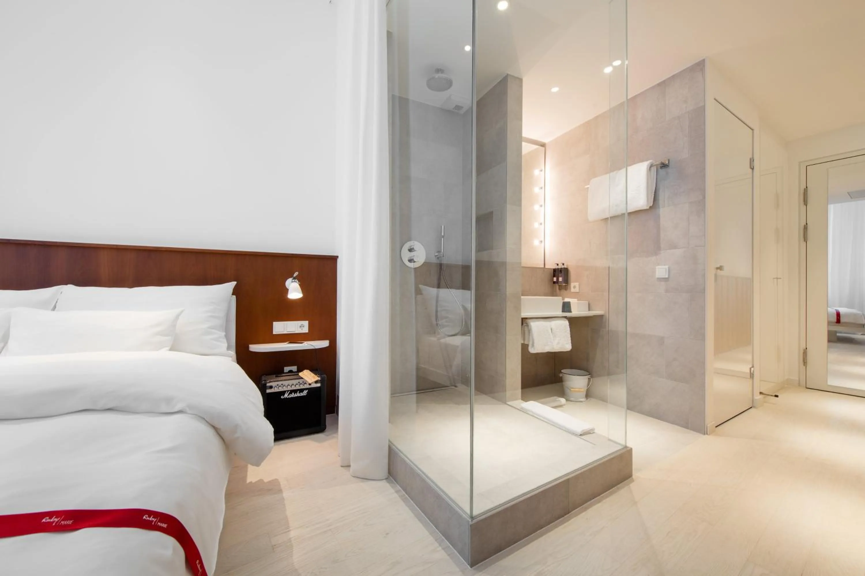 Bathroom, Bed in Ruby Marie Hotel Vienna