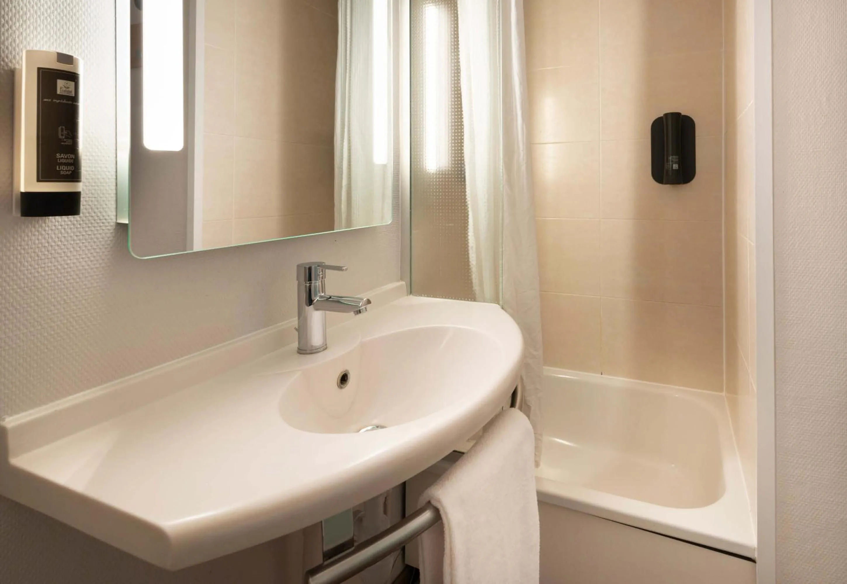 Bathroom in B&B HOTEL Nantes Parc Expos La Beaujoire