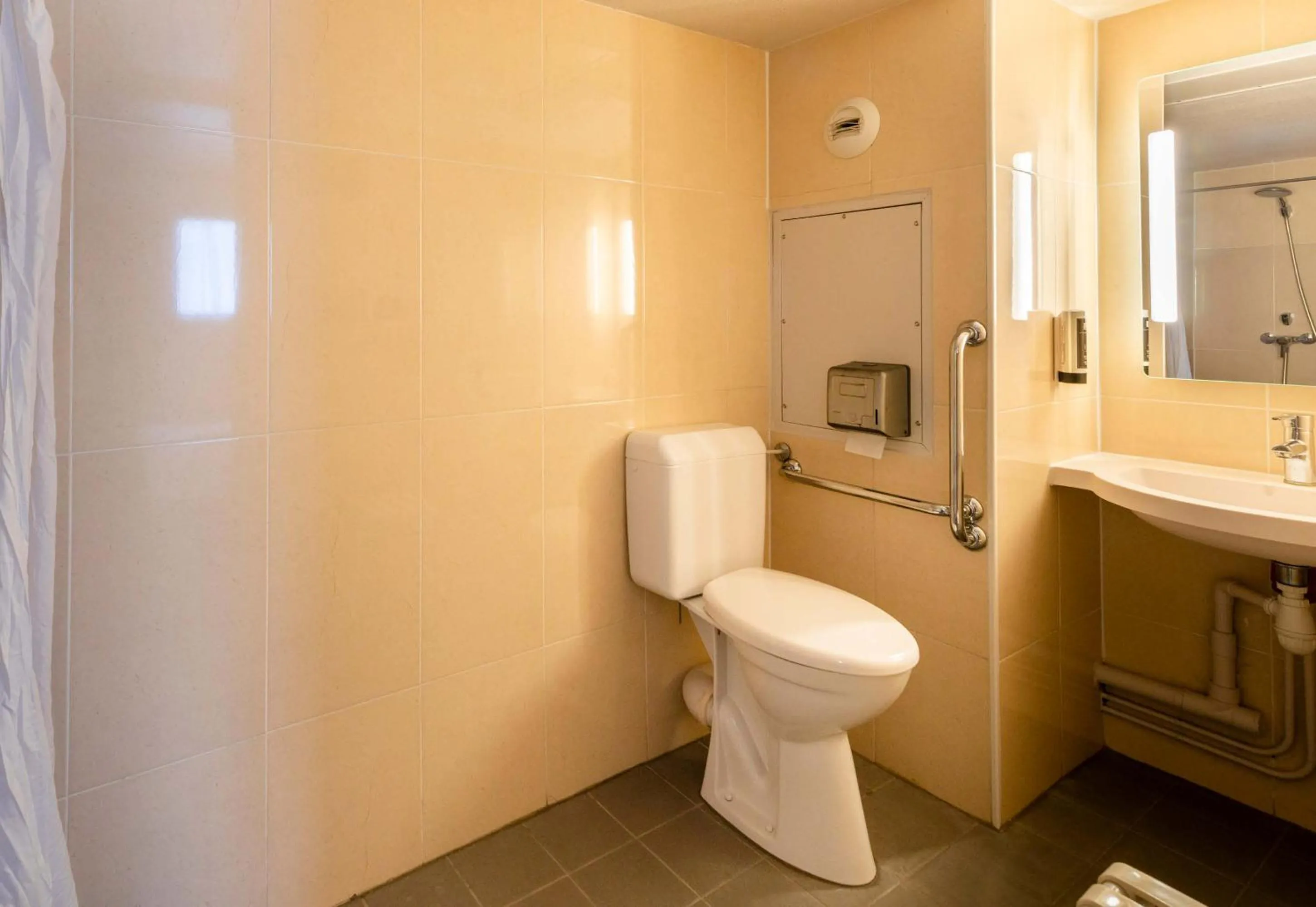 Bathroom in B&B HOTEL Nantes Parc Expos La Beaujoire