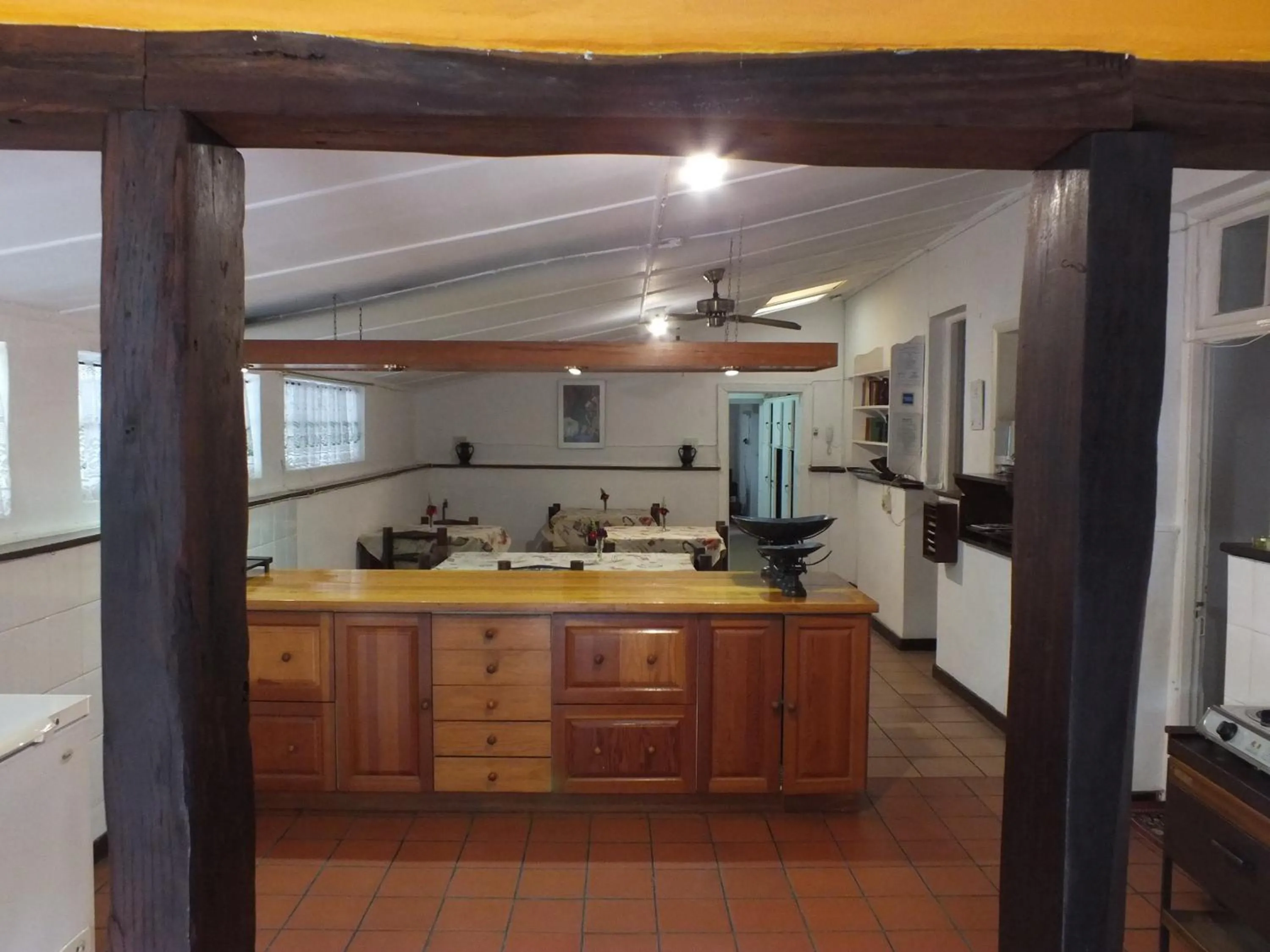 Communal kitchen in Ashtonville Terraces Guesthouse