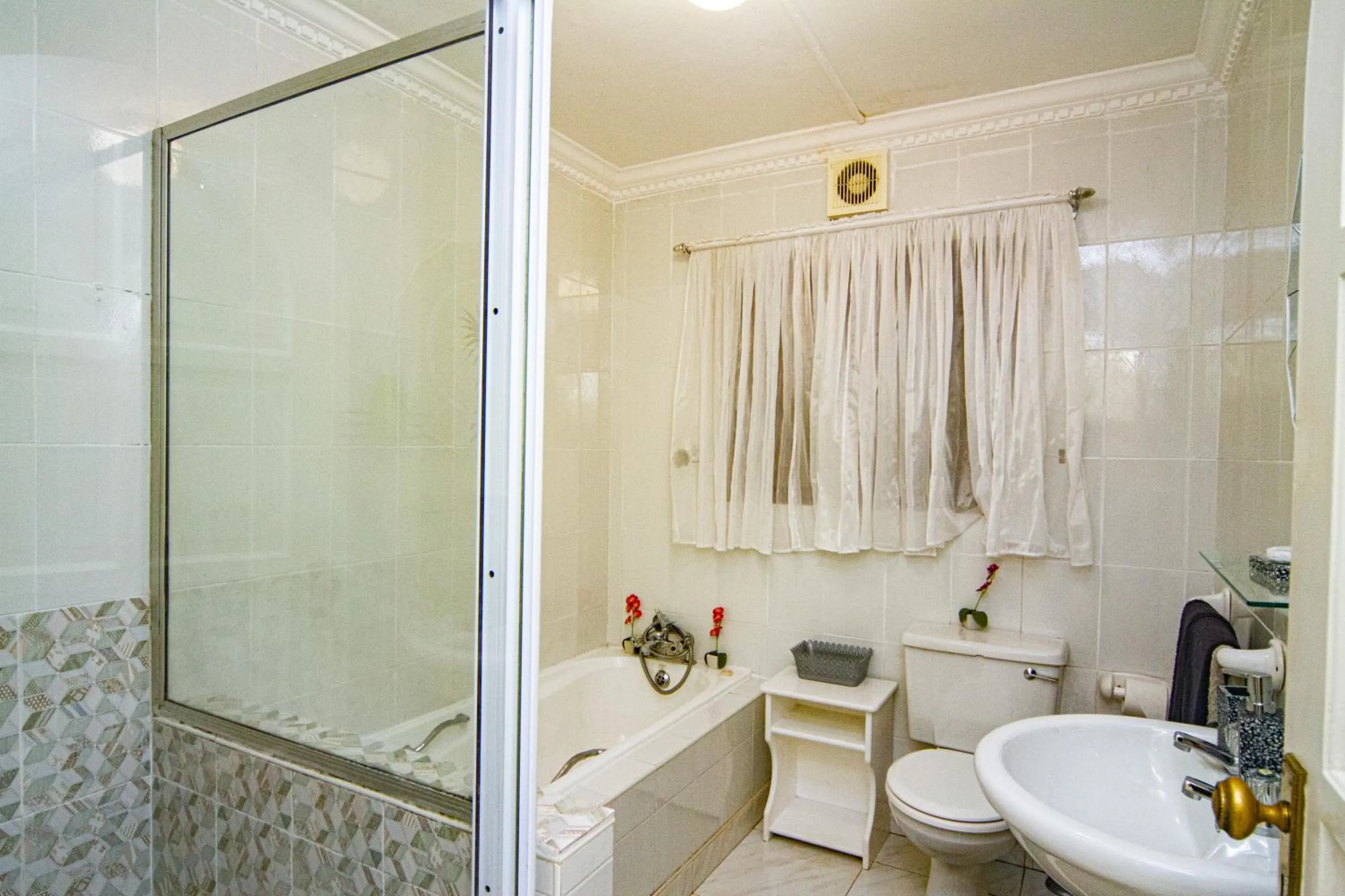Shower in La Loggia Bed and Breakfast