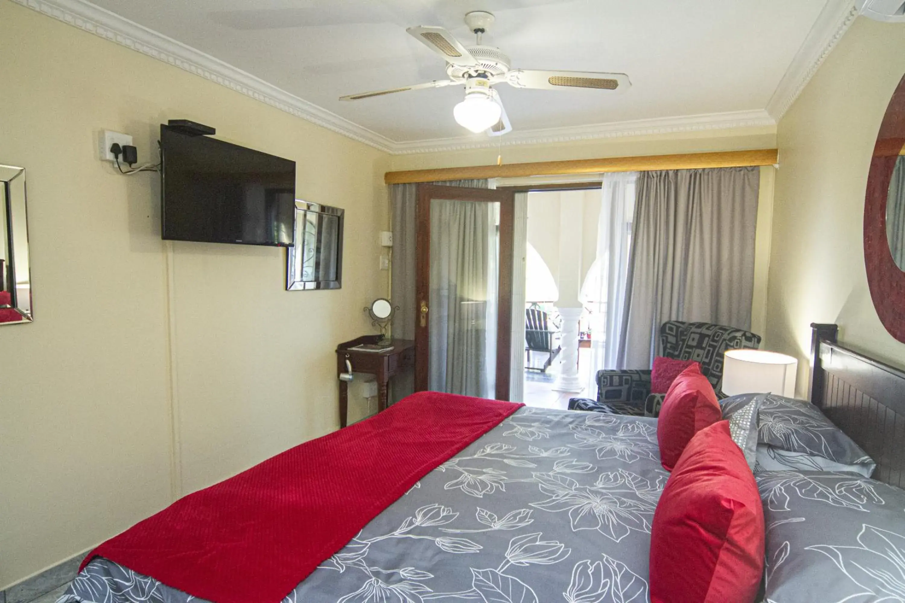 Double Room with Garden View - single occupancy in La Loggia Bed and Breakfast Double Room with Garden View - single occupancy in La Loggia Bed and Breakfast