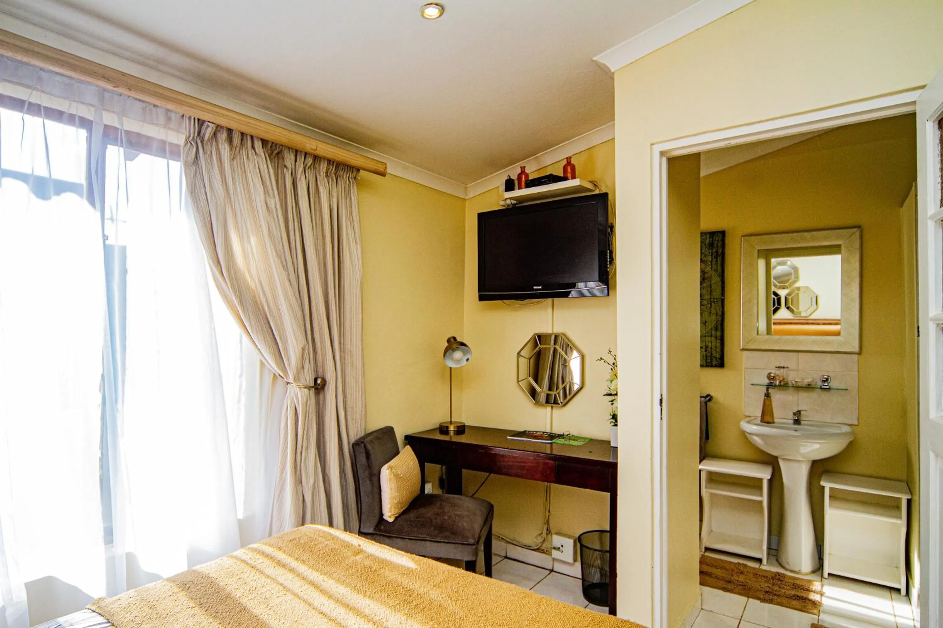 Bathroom, Bed in La Loggia Bed and Breakfast