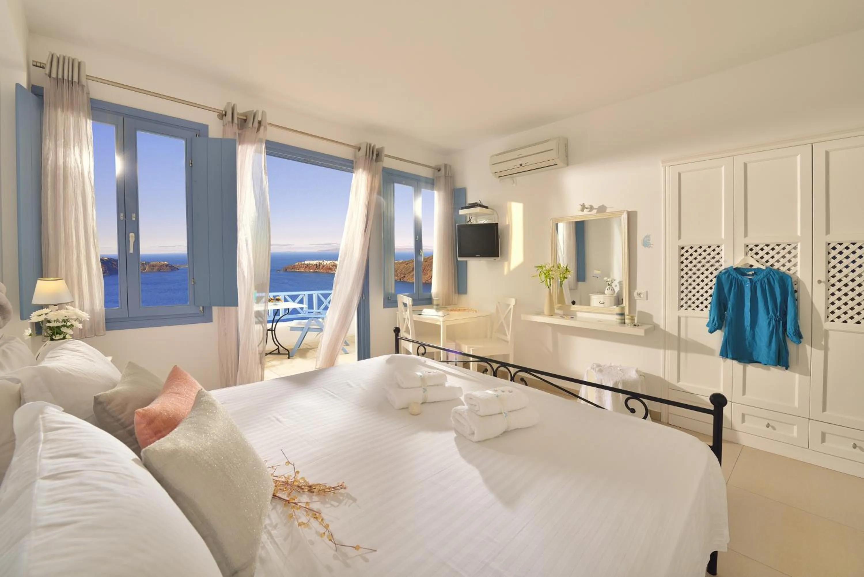 Photo of the whole room, Bed in Absolute Bliss