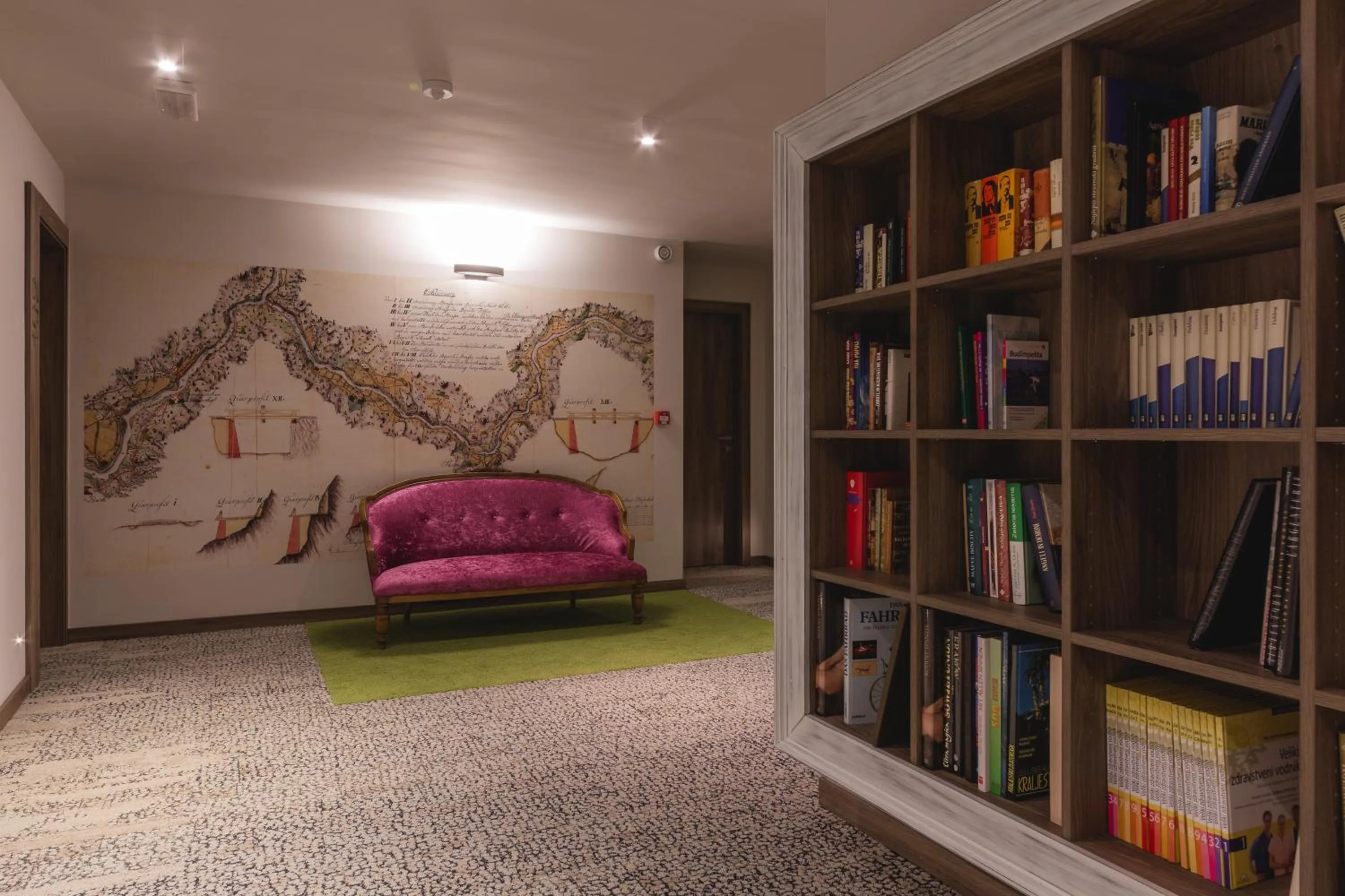 Library in Guesthouse Grof