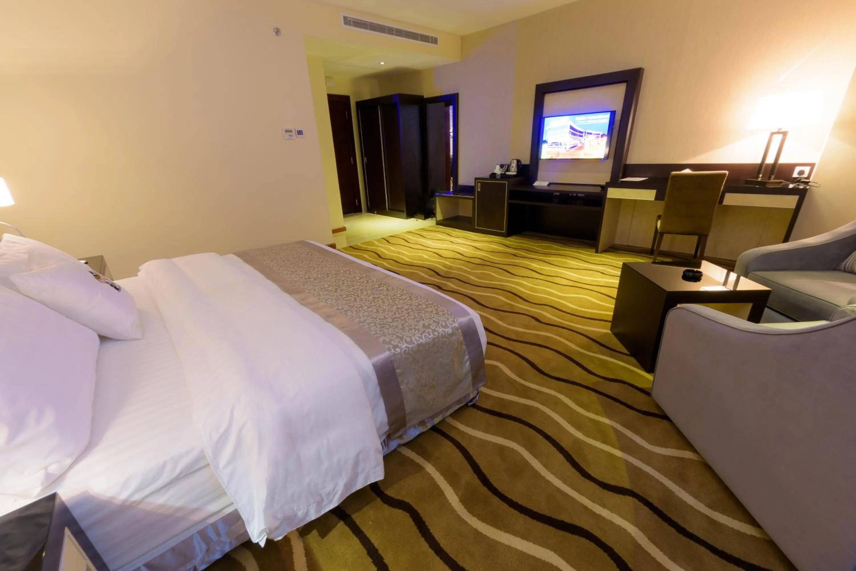 Photo of the whole room, Bed in National Park Hotel