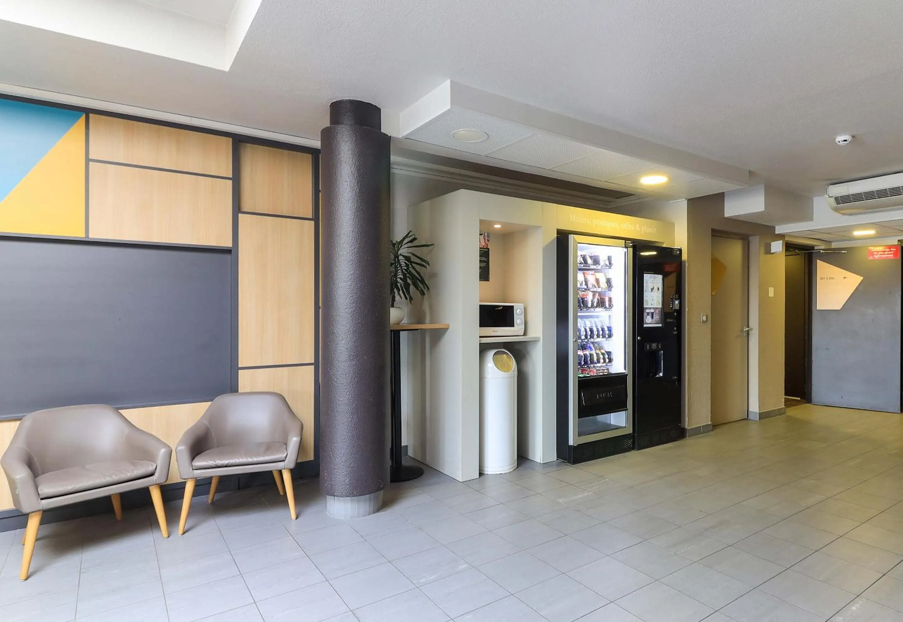 Living room in B&B HOTEL Dijon Les Portes du Sud