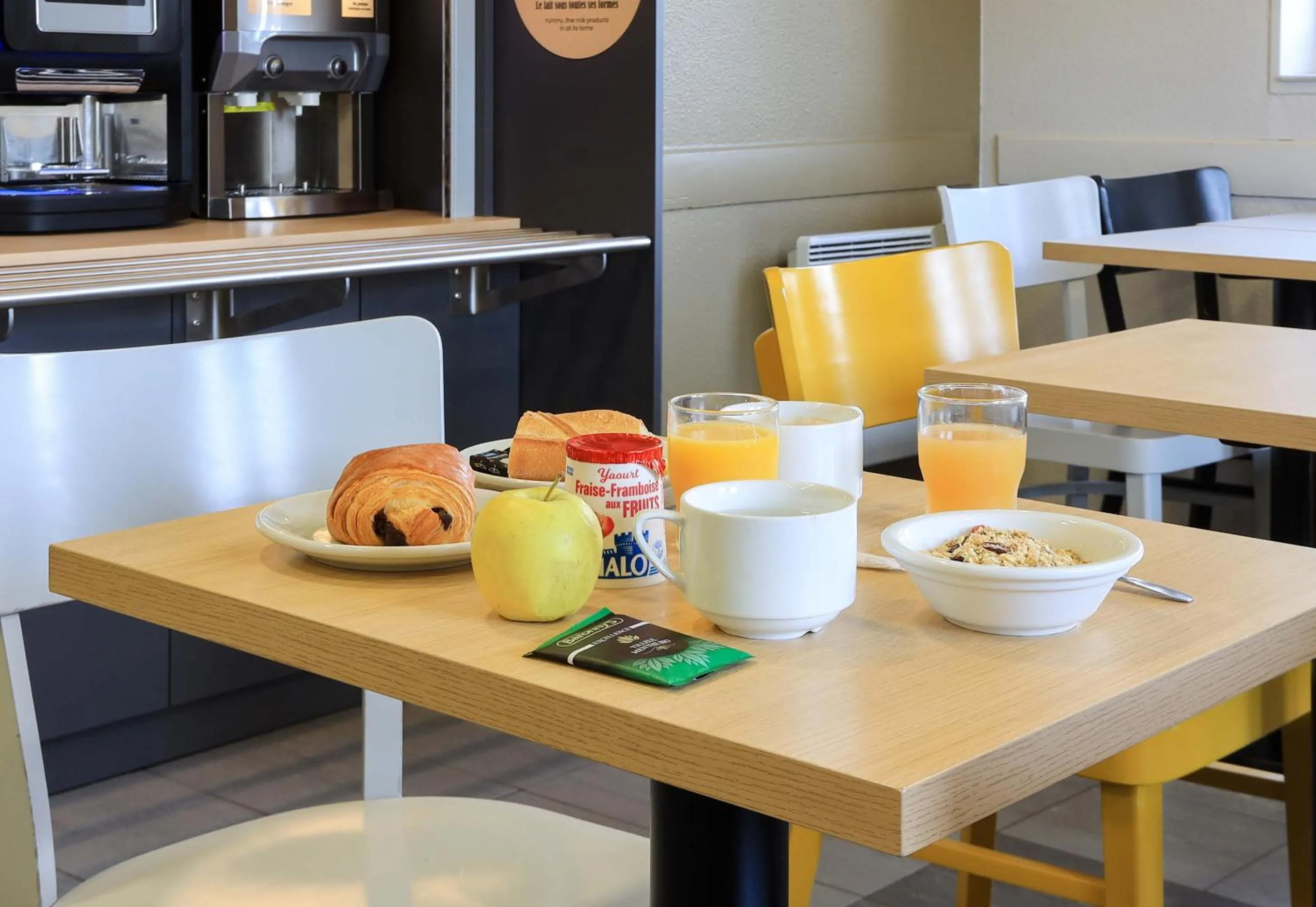 Breakfast in B&B HOTEL Dijon Les Portes du Sud