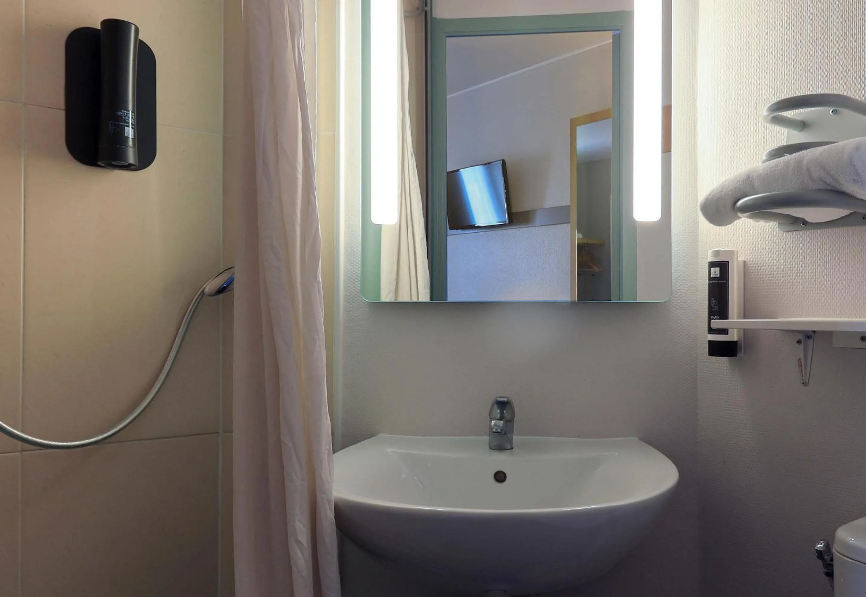 Bathroom in B&B HOTEL Dijon Les Portes du Sud