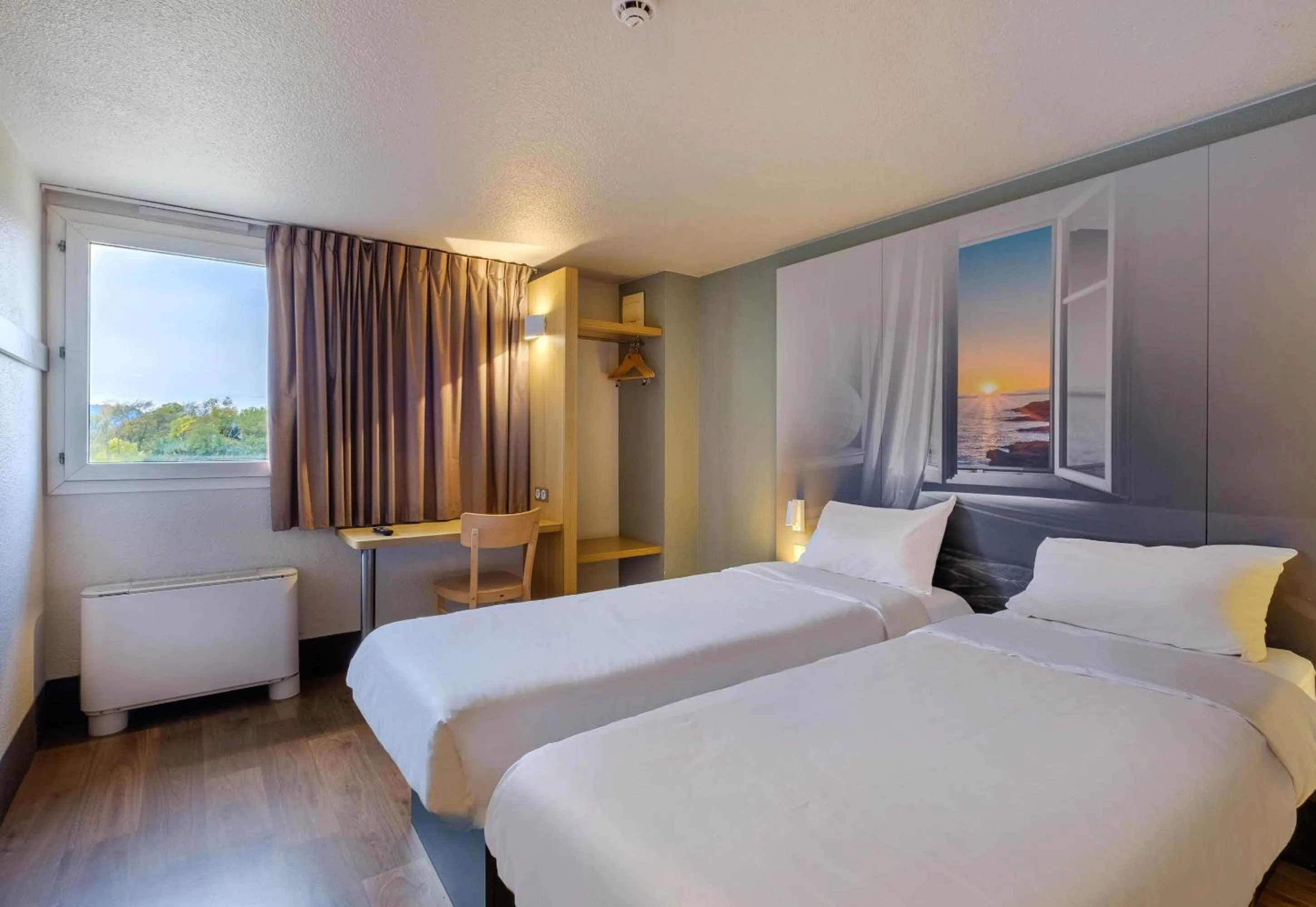 Bedroom, Bed in B&B HOTEL FREJUS Puget-sur-Argens