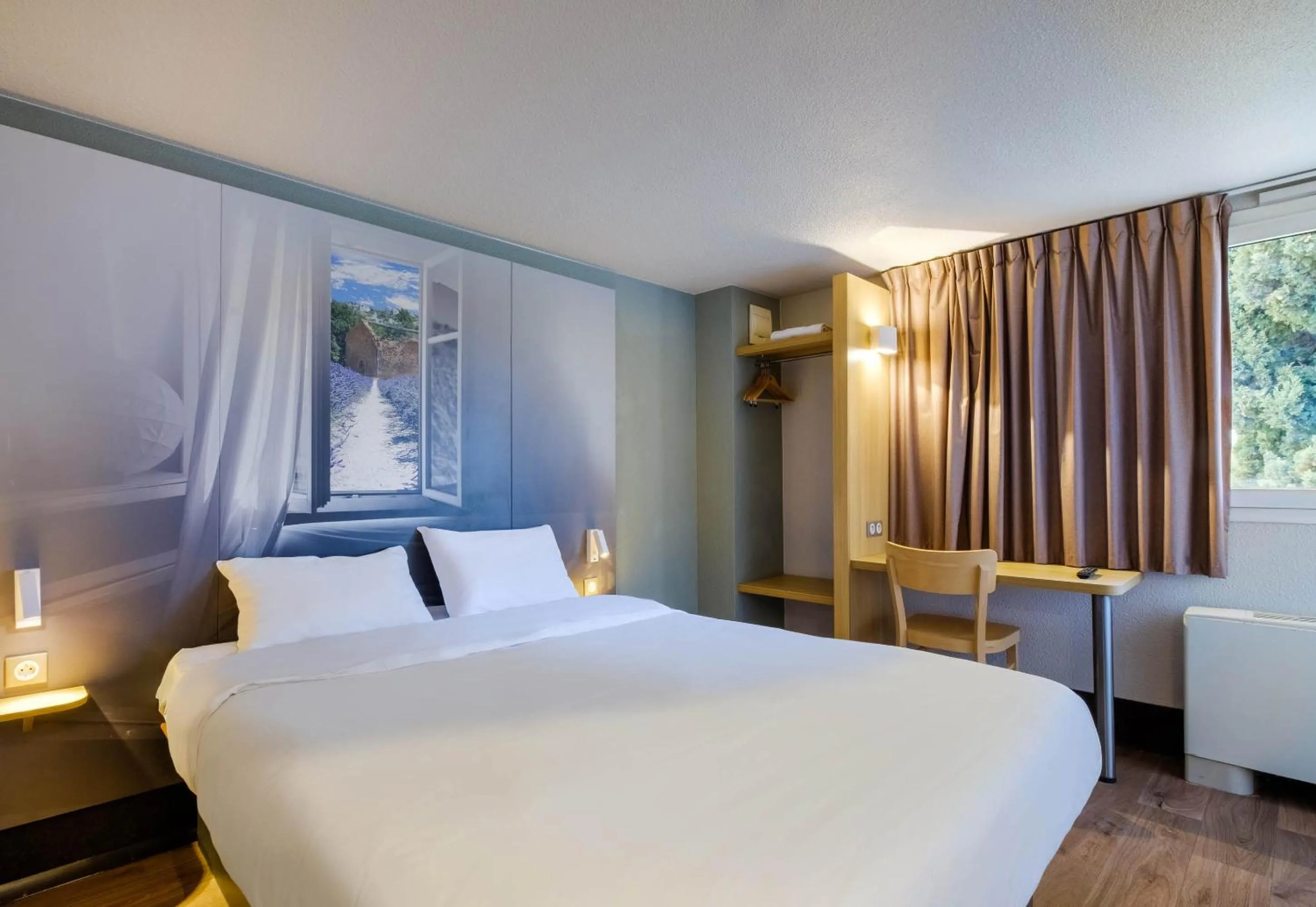 Bedroom, Bed in B&B HOTEL FREJUS Puget-sur-Argens