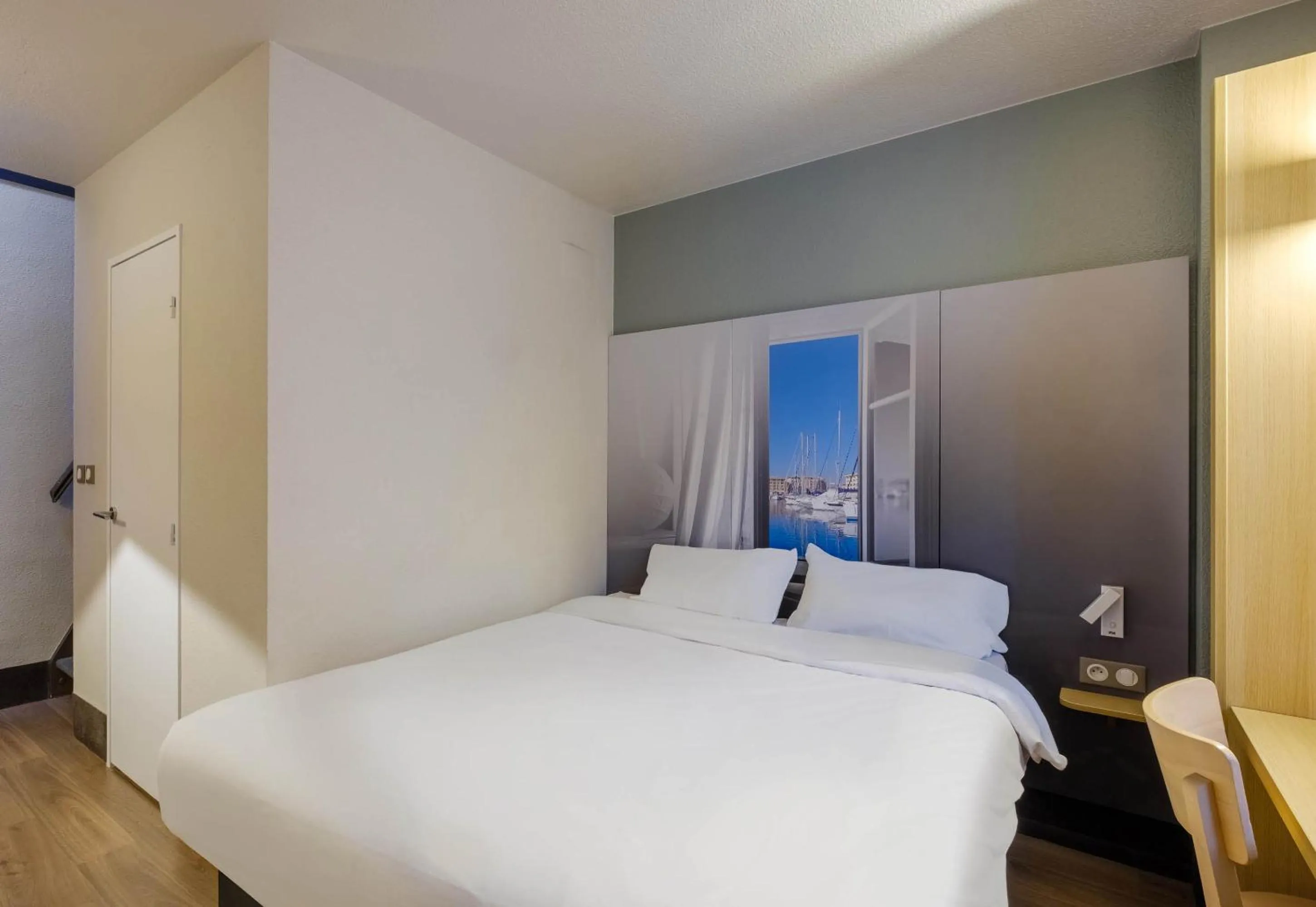 Bedroom, Bed in B&B HOTEL FREJUS Puget-sur-Argens