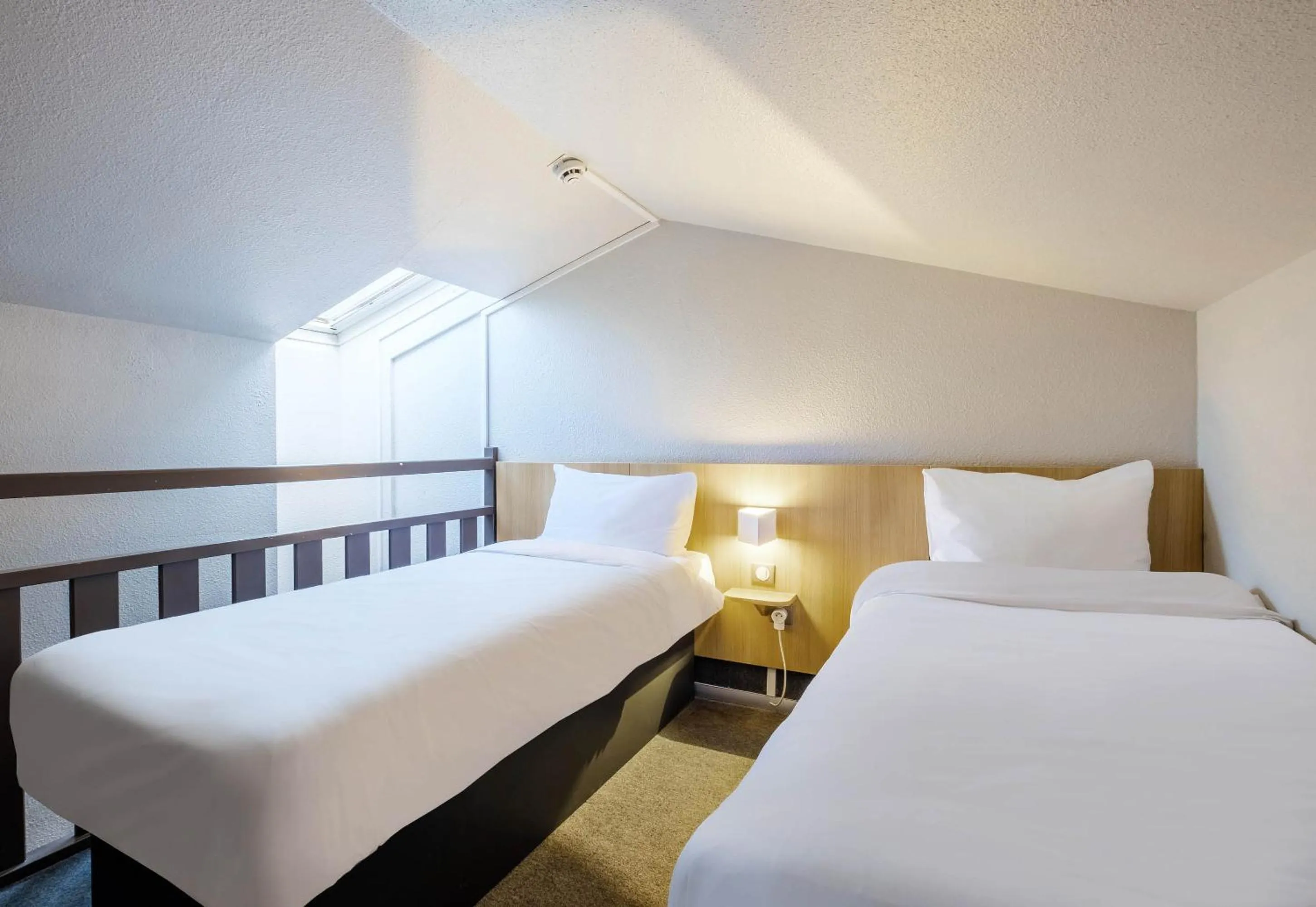 Bedroom, Bed in B&B HOTEL FREJUS Puget-sur-Argens