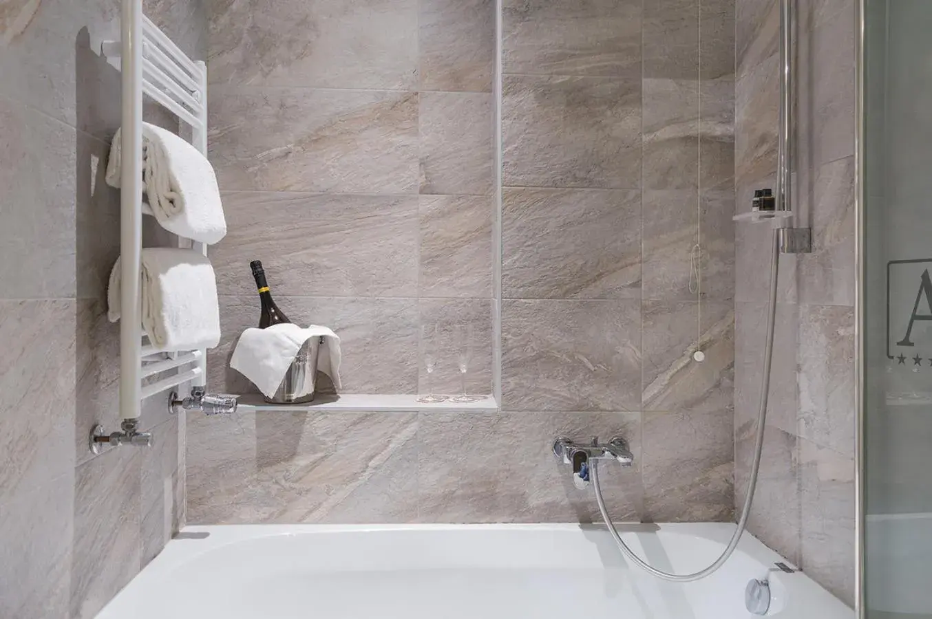 Bathroom in Hotel Alexander Bathroom in Hotel Alexander