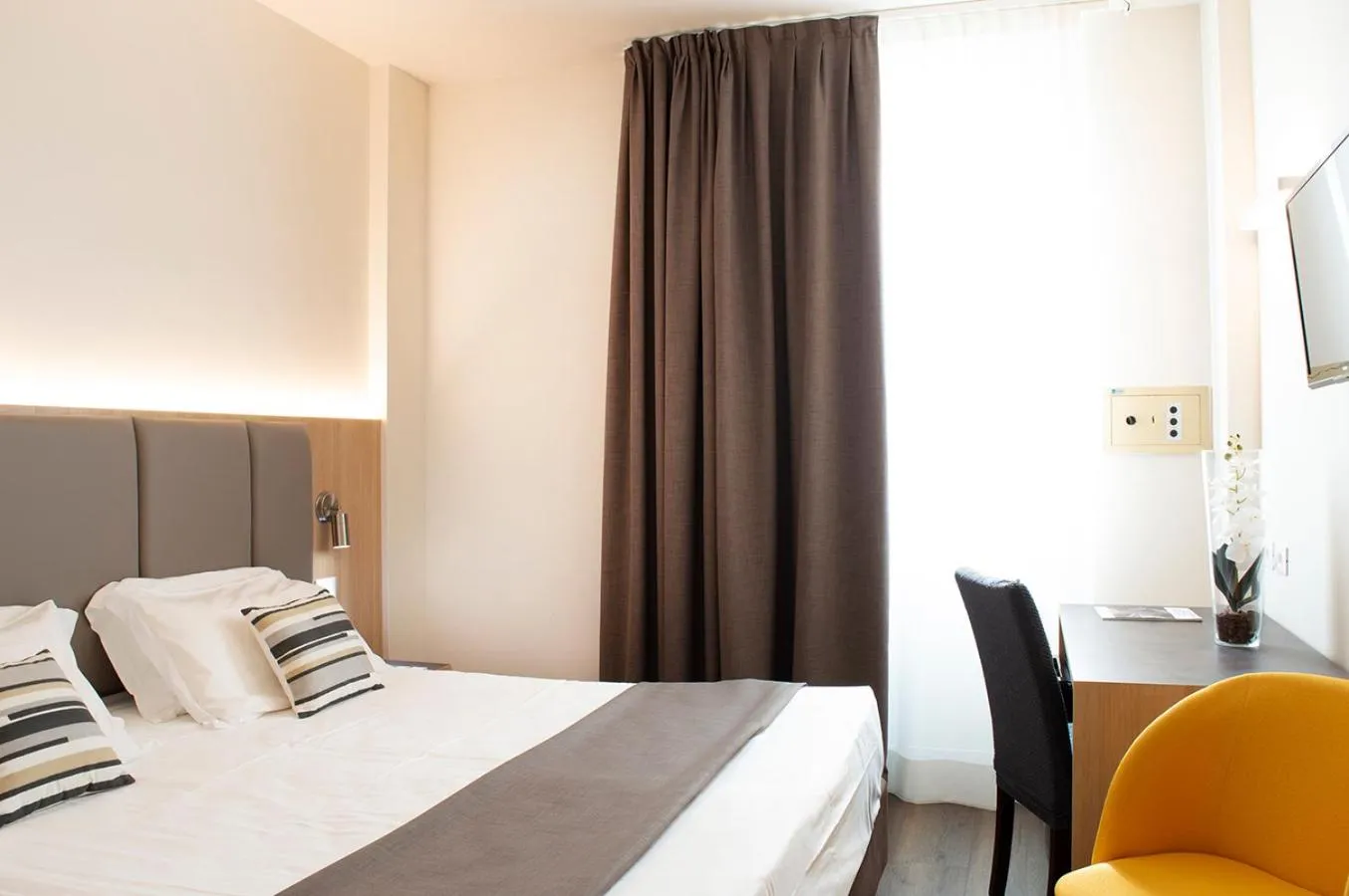 Bedroom, Bed in Hotel Alexander