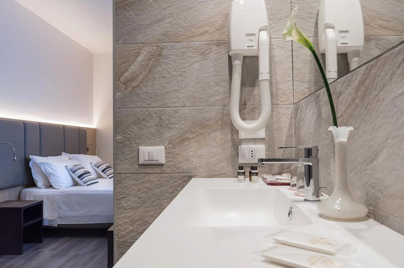 Bathroom, Bed in Hotel Alexander