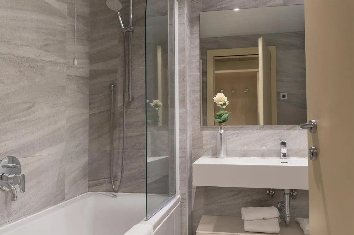 Bathroom in Hotel Alexander Bathroom in Hotel Alexander