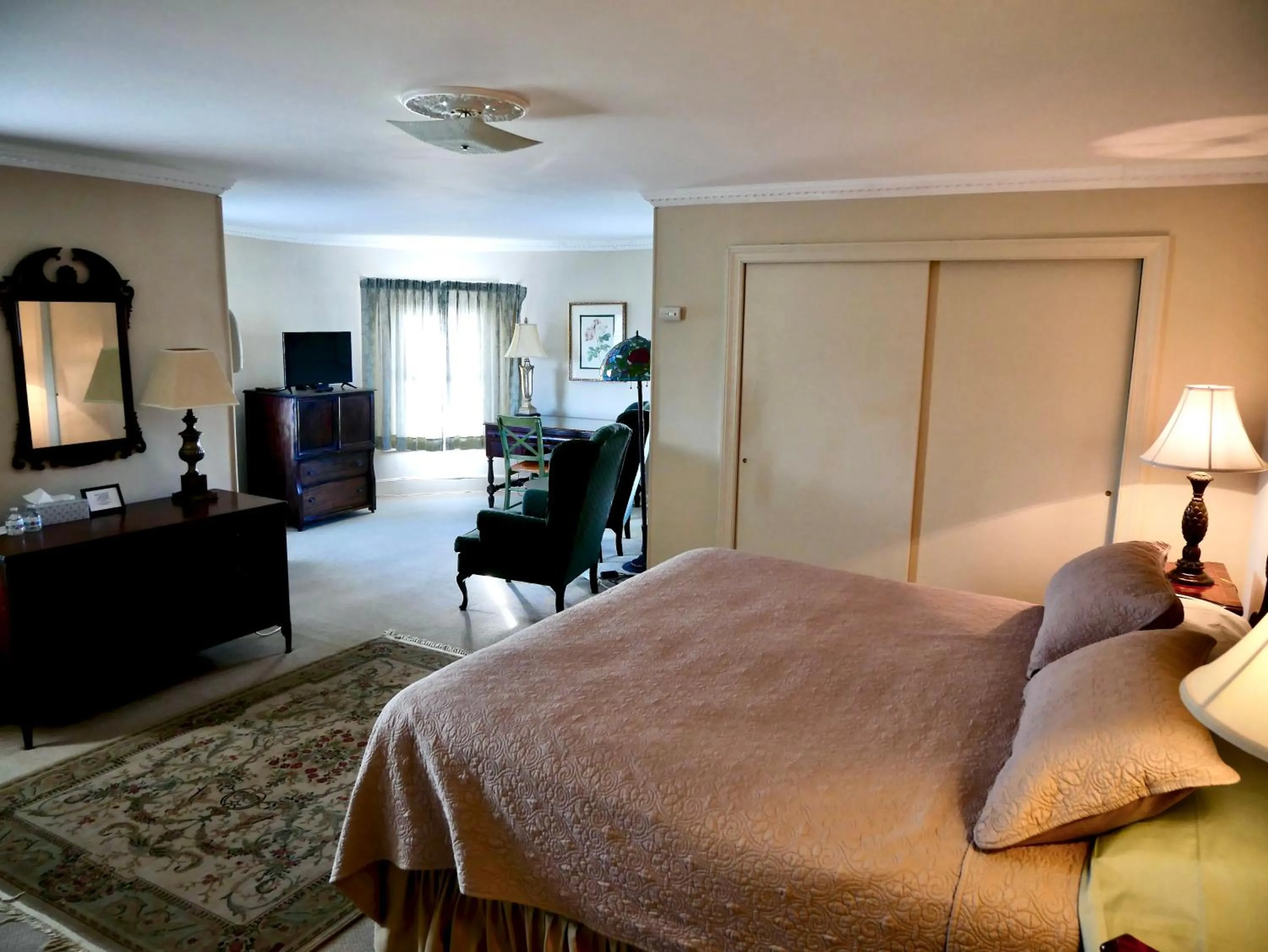 Seating area, Bed in Turkey Hill Inn