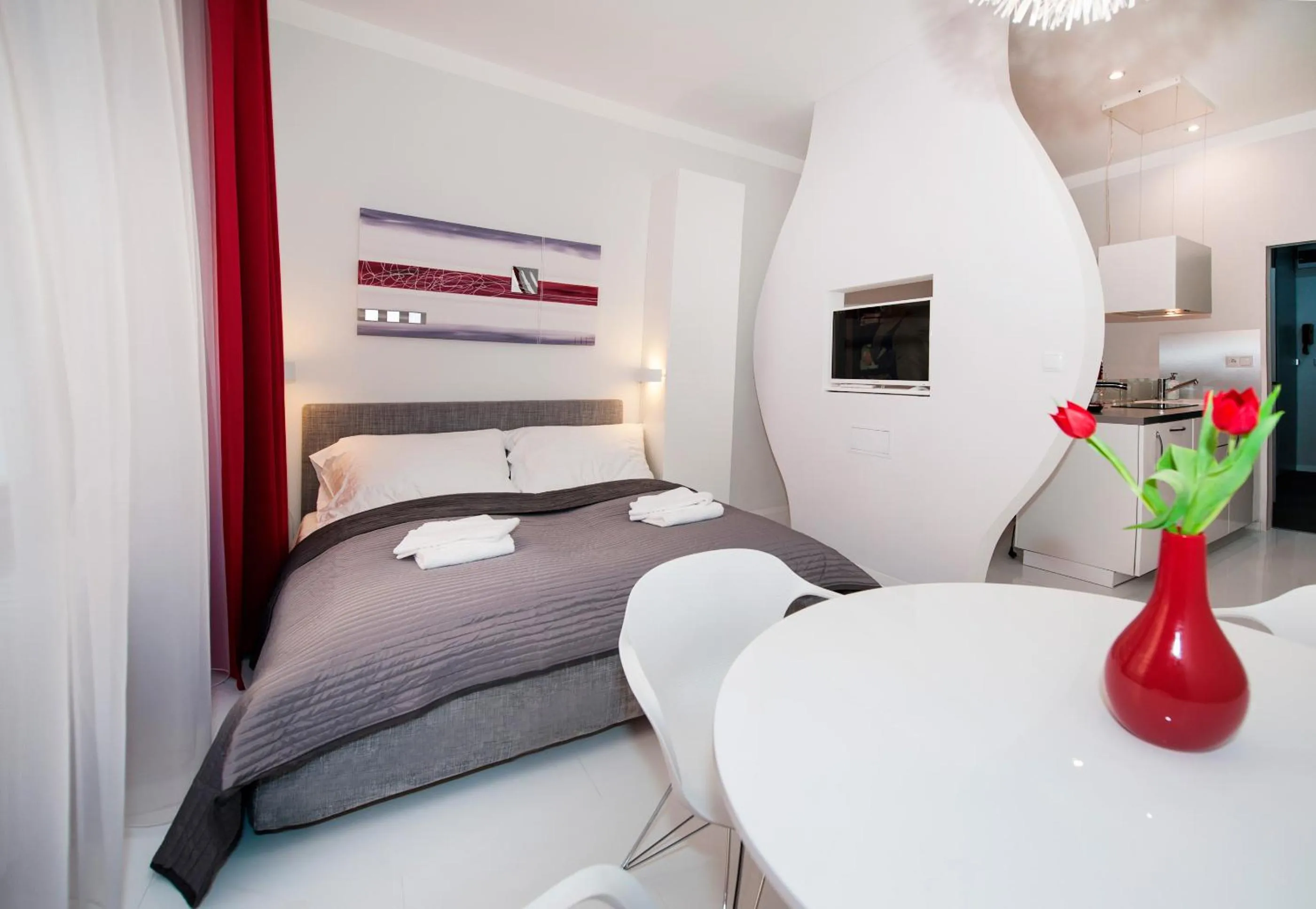 Photo of the whole room, Bed in Honeymoon Ruterra studio