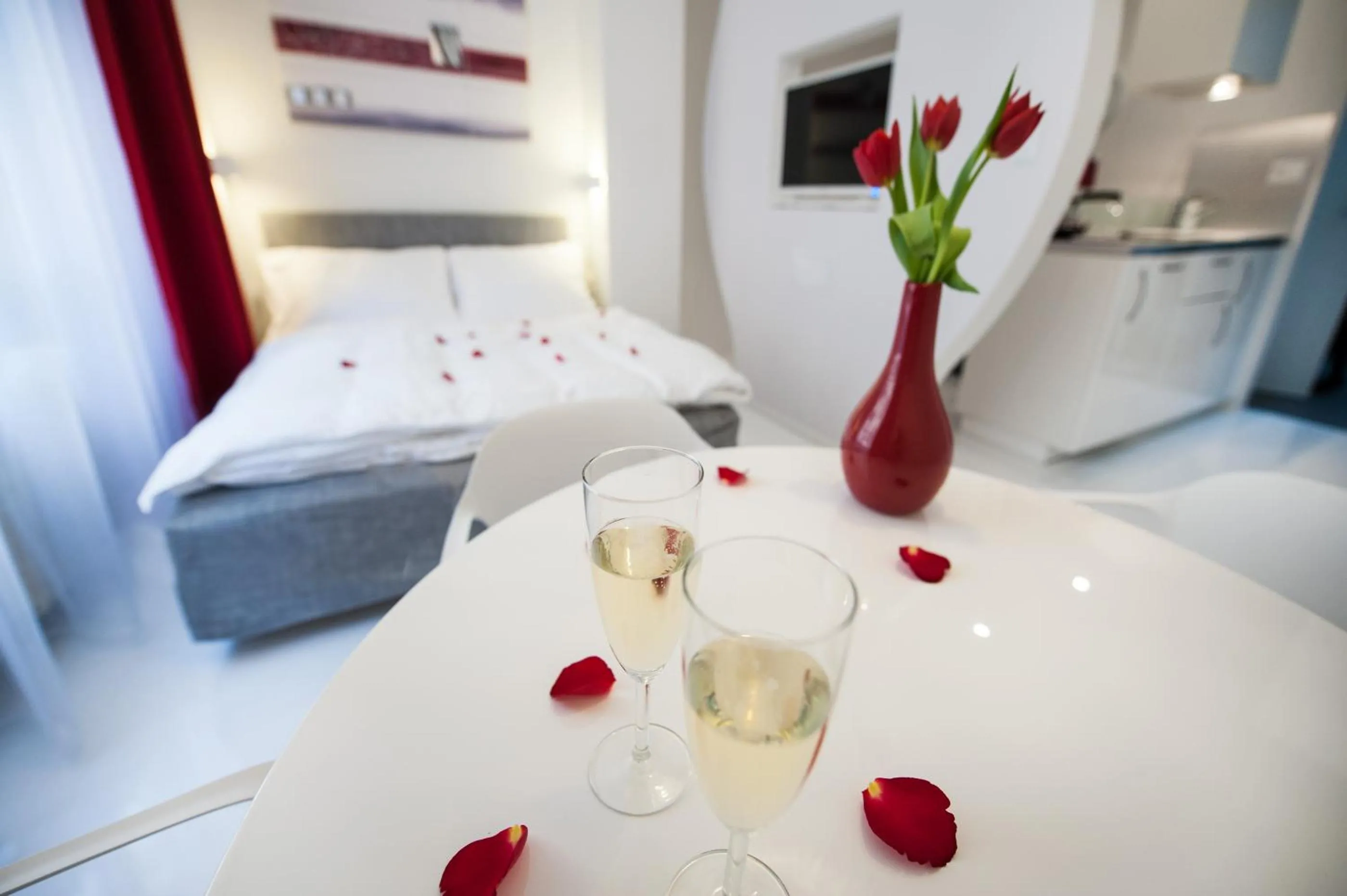 Photo of the whole room, Bed in Honeymoon Ruterra studio