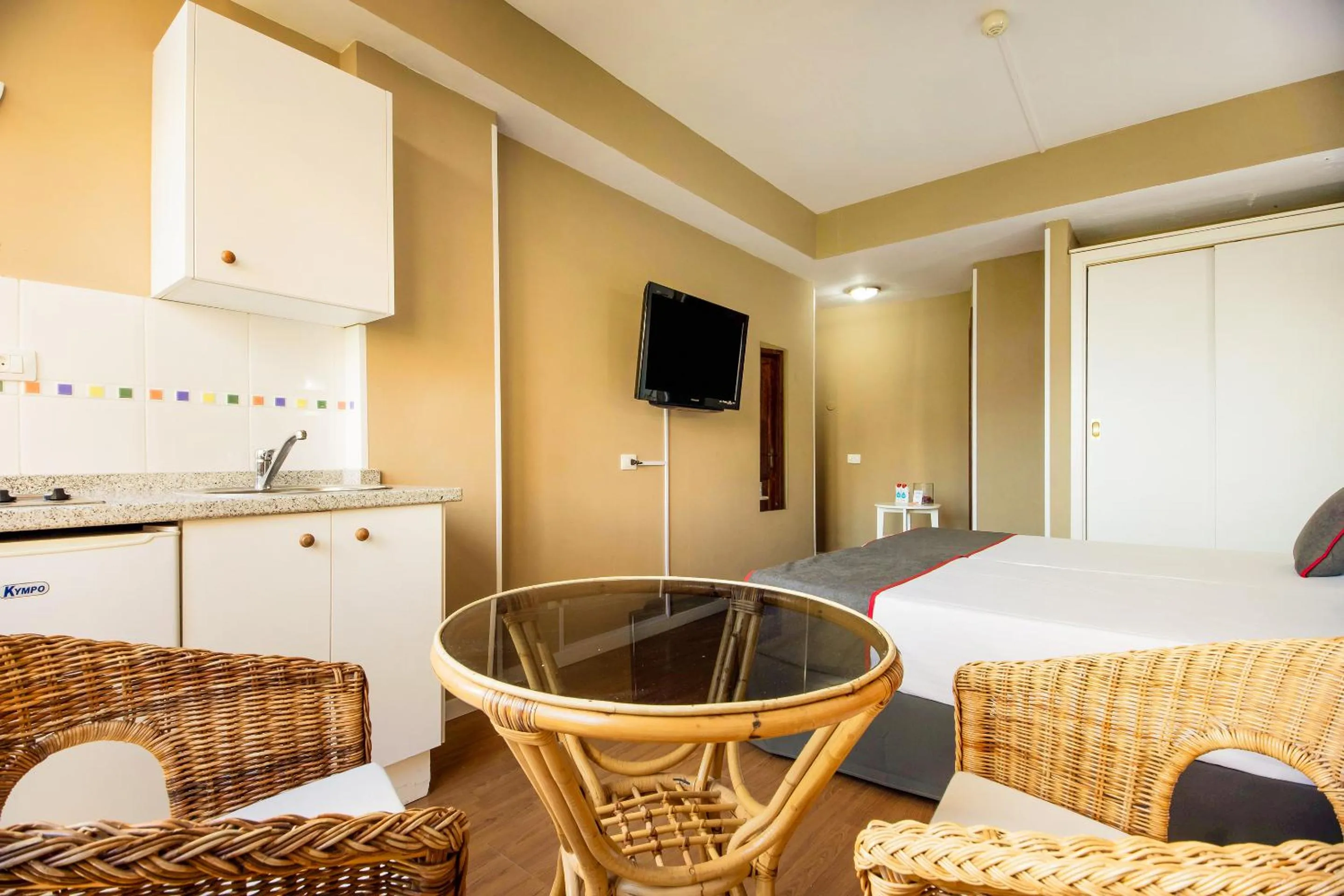 Dining area, Bed in Miami Santa Catalina